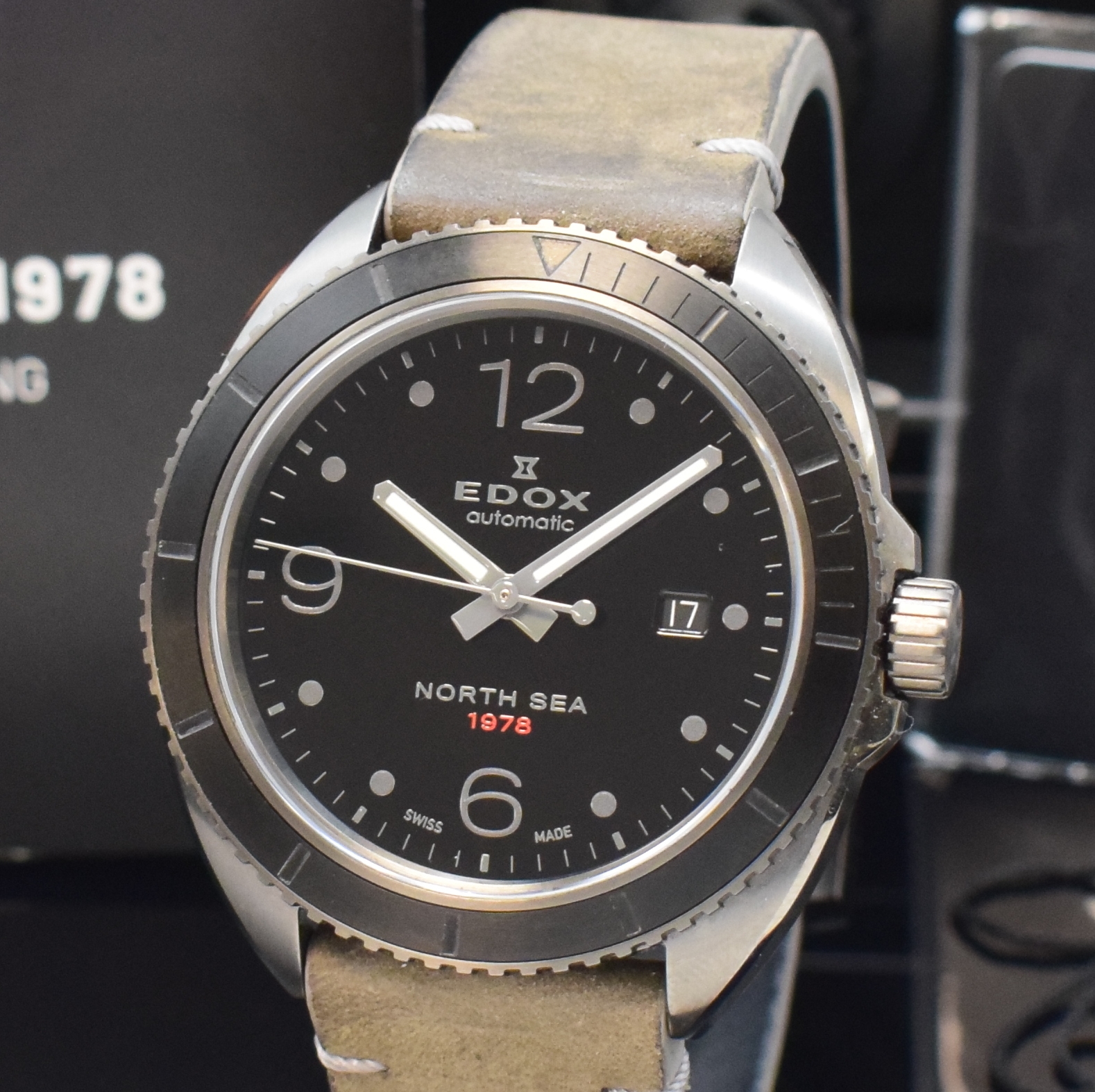 Detail a: EDOX North Sea 1978 Herrenarmbanduhr Referenz 80118 in Stahl, Schweiz um 2020, Automatik, PVD-beschichtetes Geh., Boden u. Krone verschr., eins. ...