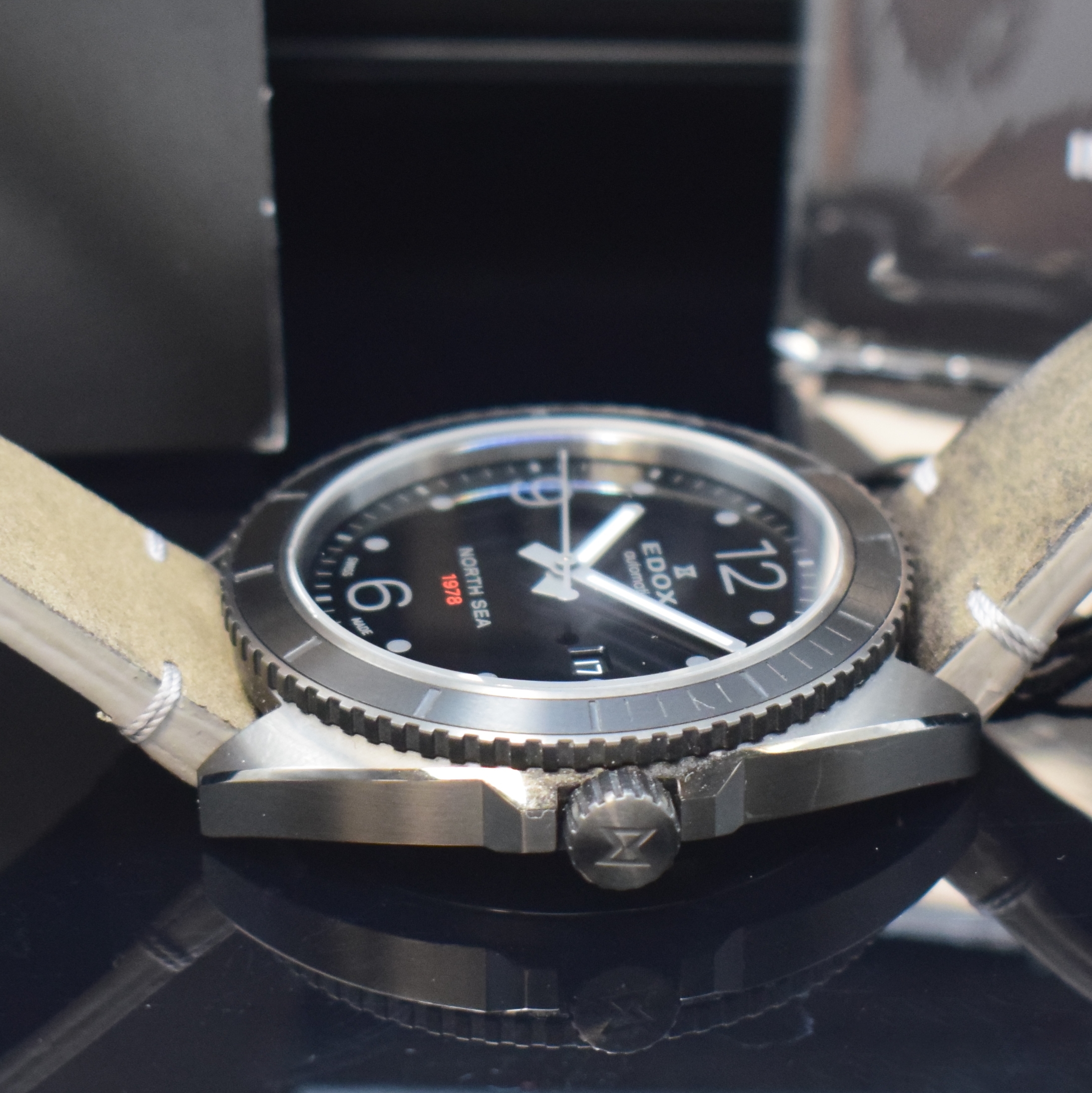 Detail c: EDOX North Sea 1978 Herrenarmbanduhr Referenz 80118 in Stahl, Schweiz um 2020, Automatik, PVD-beschichtetes Geh., Boden u. Krone verschr., eins. ...