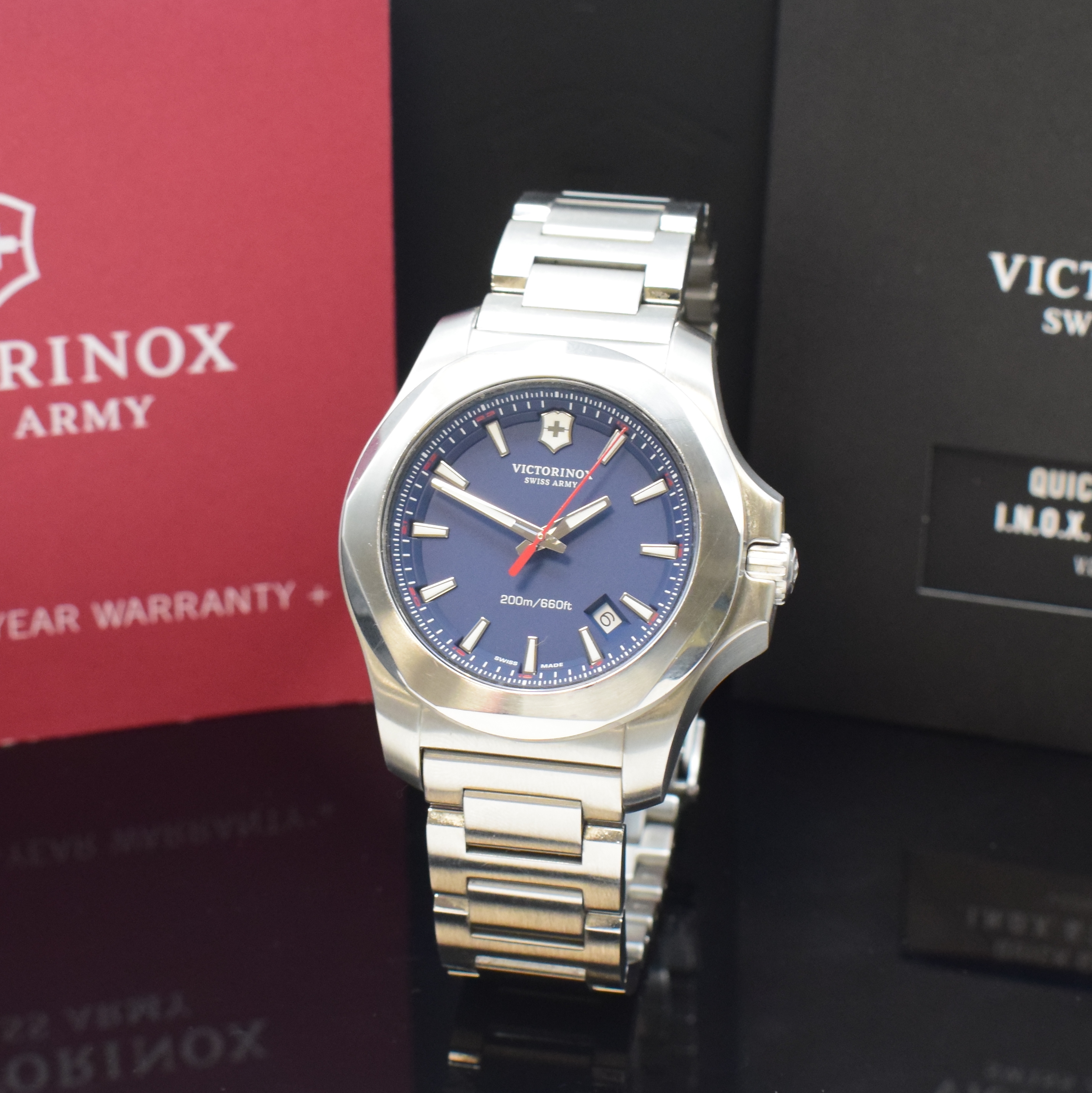 VICTORINOX Herrenarmbanduhr Referenz 241724.1 in Stahl/Stahlband, Schweiz um 2015, quarz, Geh. am satinierten Band m. Faltschl., Boden u. Krone ...