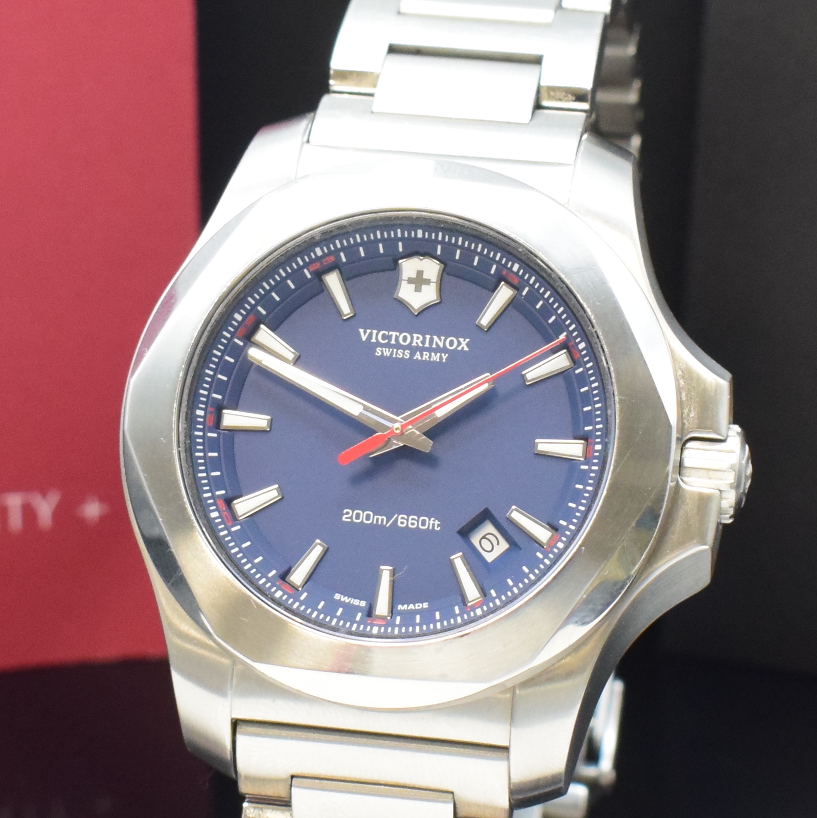 Detail a: VICTORINOX Herrenarmbanduhr Referenz 241724.1 in Stahl/Stahlband, Schweiz um 2015, quarz, Geh. am satinierten Band m. Faltschl., Boden u. Krone ...