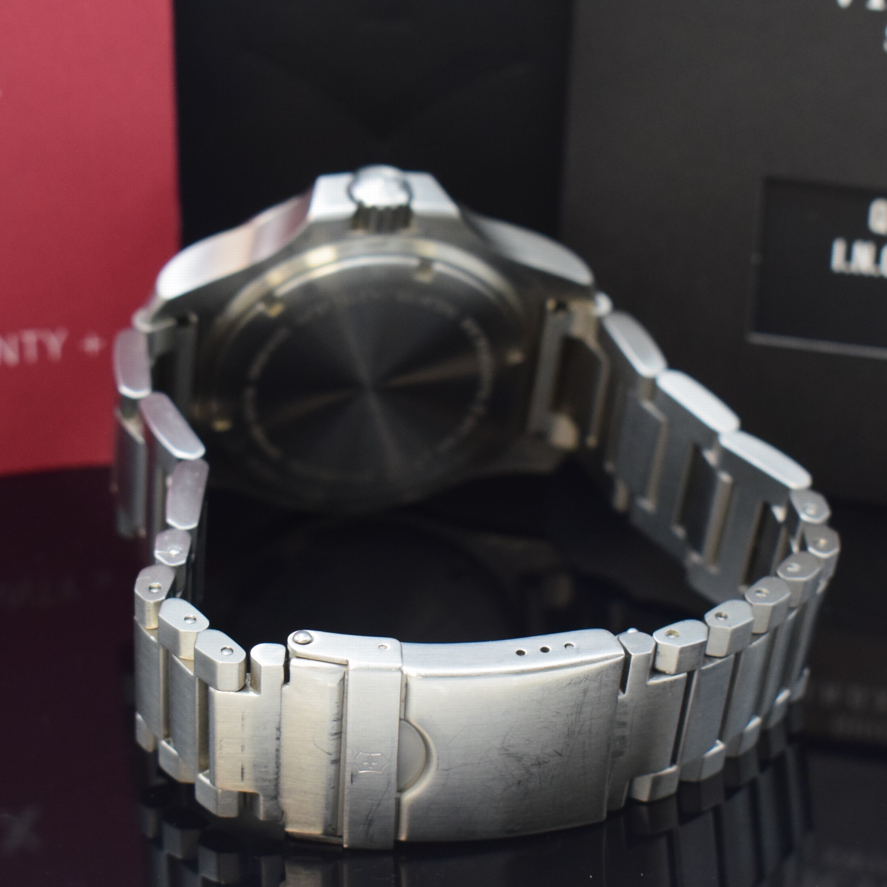 Detail b: VICTORINOX Herrenarmbanduhr Referenz 241724.1 in Stahl/Stahlband, Schweiz um 2015, quarz, Geh. am satinierten Band m. Faltschl., Boden u. Krone ...