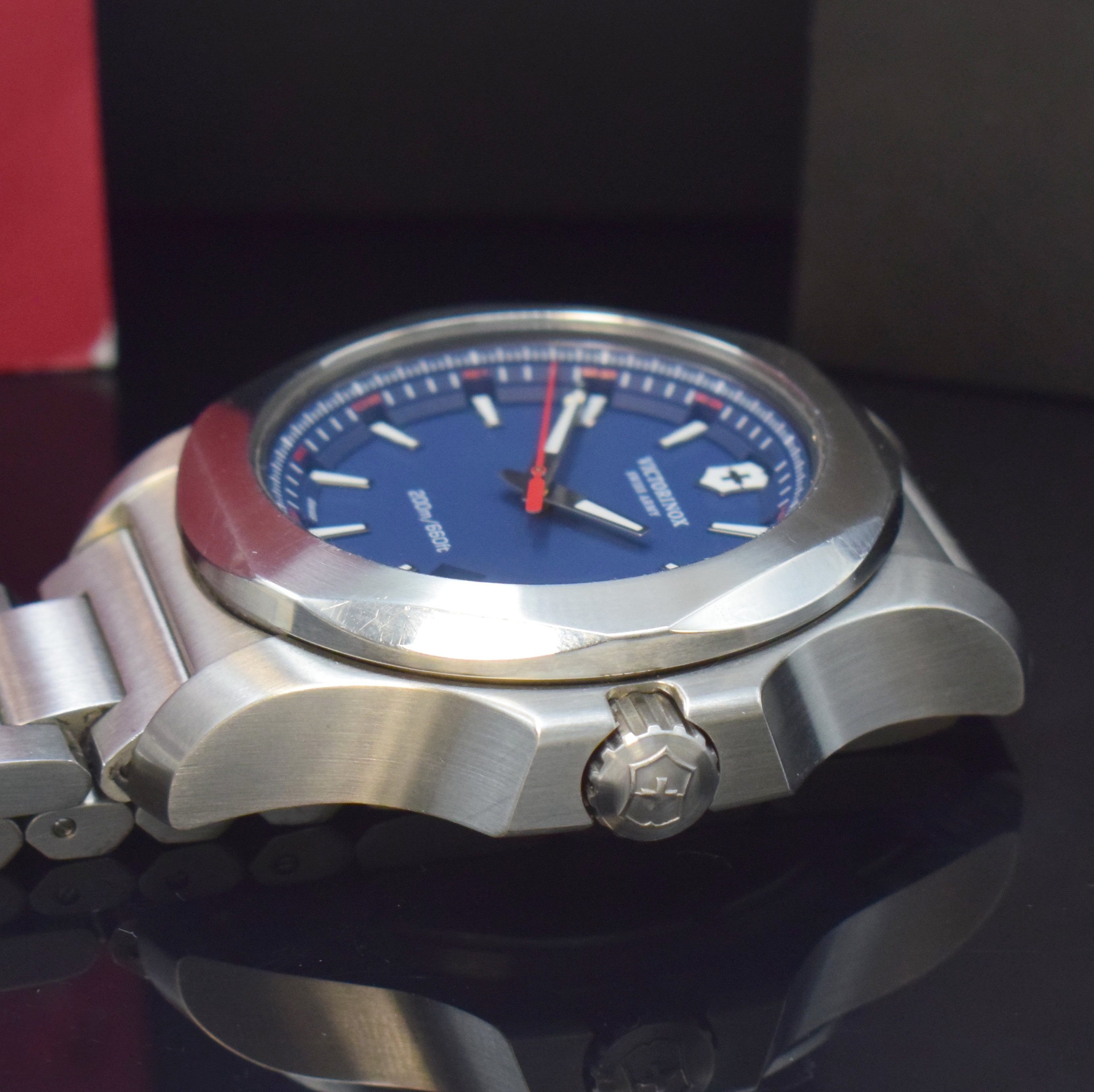 Detail c: VICTORINOX Herrenarmbanduhr Referenz 241724.1 in Stahl/Stahlband, Schweiz um 2015, quarz, Geh. am satinierten Band m. Faltschl., Boden u. Krone ...