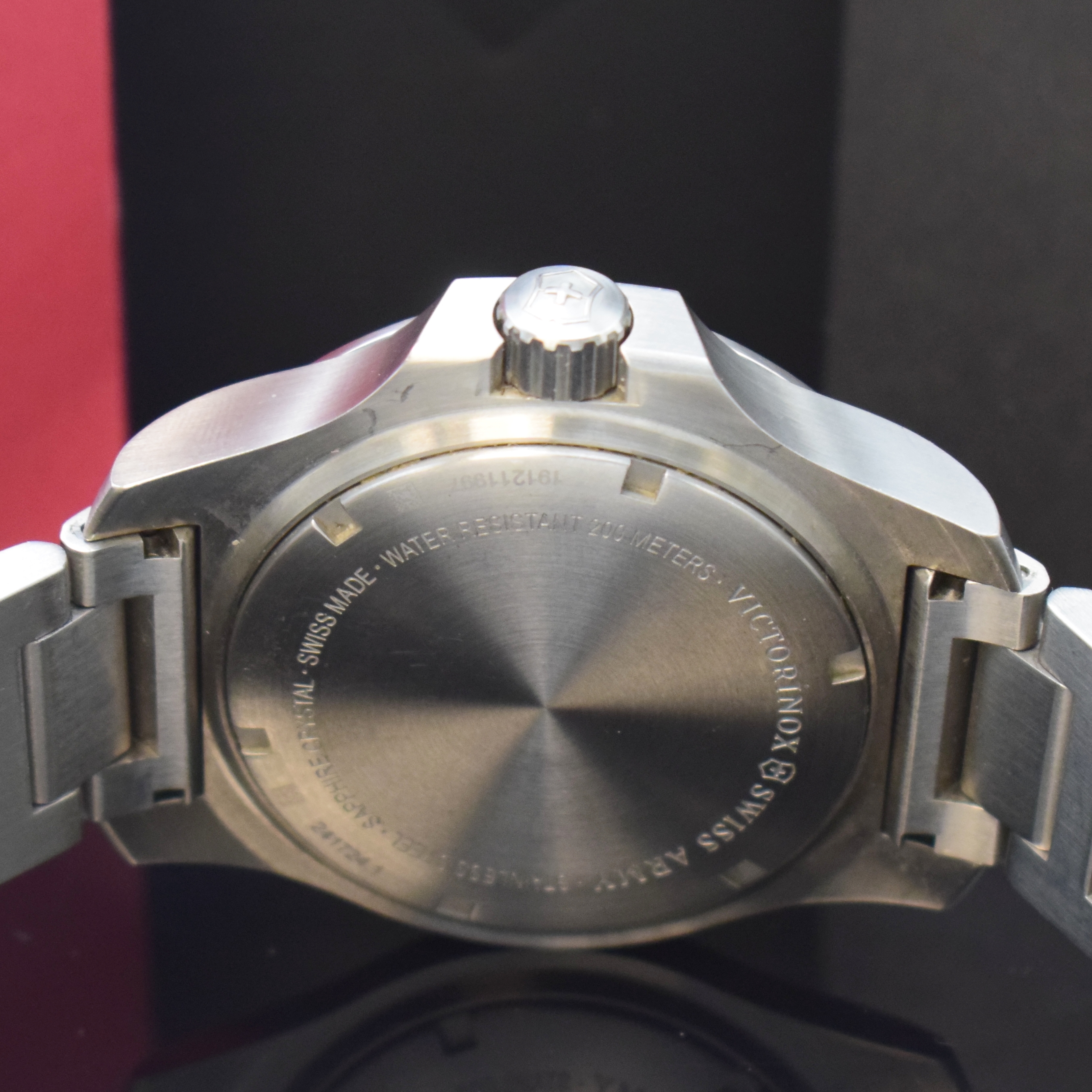 Detail d: VICTORINOX Herrenarmbanduhr Referenz 241724.1 in Stahl/Stahlband, Schweiz um 2015, quarz, Geh. am satinierten Band m. Faltschl., Boden u. Krone ...