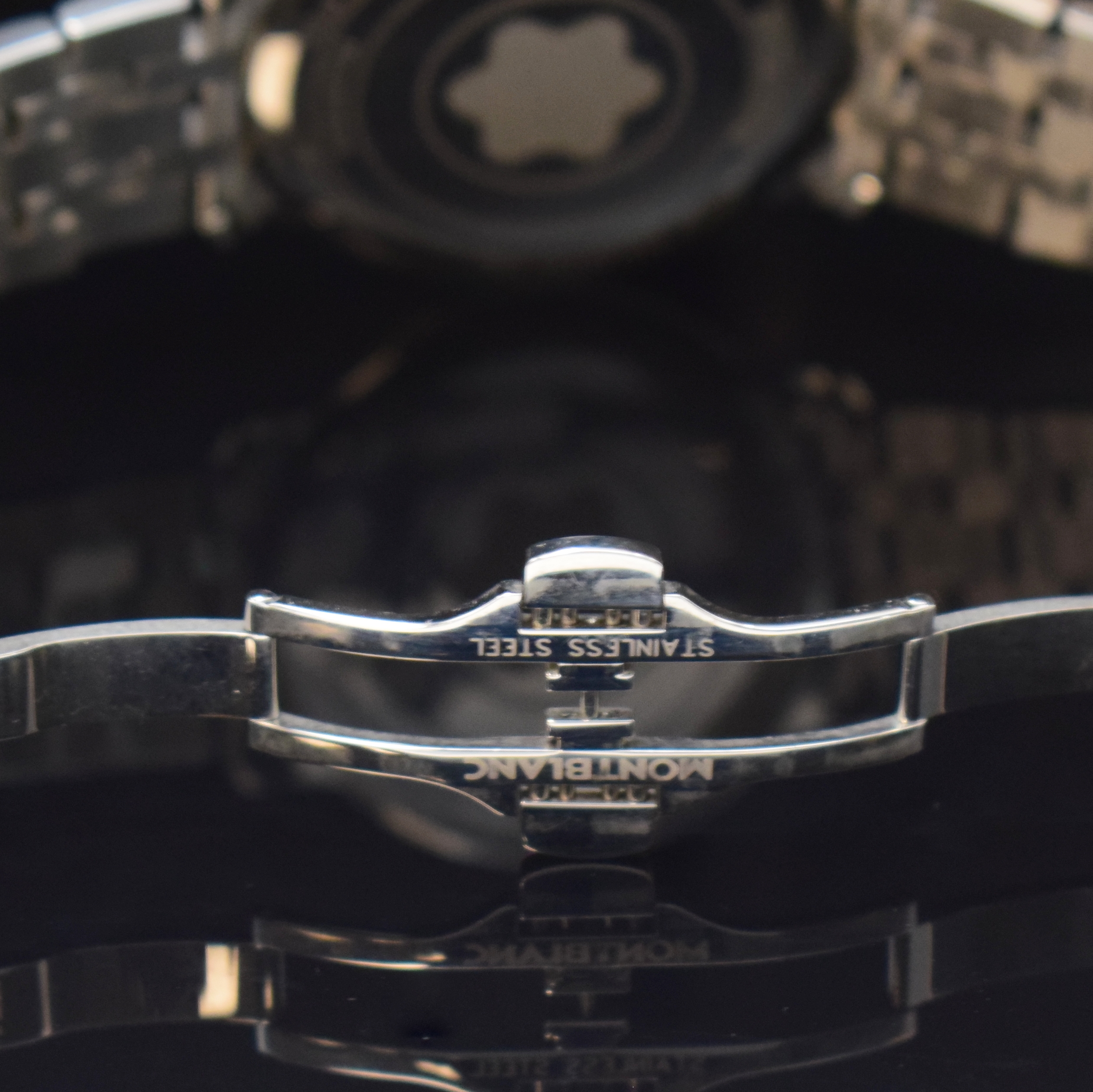 Detail b: MONTBLANC Tradition Herrenarmbanduhr in Stahl/Stahlband, Schweiz um 2020, quartz, 2 -tlg. Geh., Boden aufgedr., weisses Zifferbl. m. Stahlen-Struktur ...