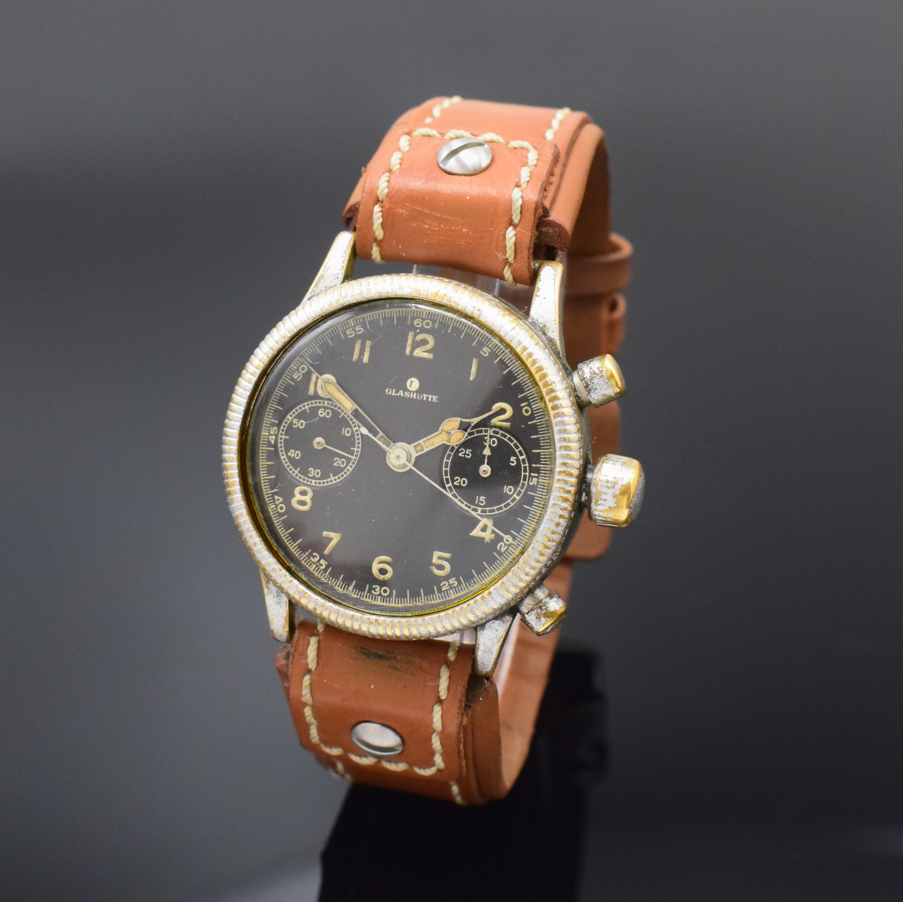 TUTIMA Glashütte Flyback Fliegerchronograph Kaliber UROFA 59, Deutschland um 1940, Handaufzug, vern. Messinggeh. stark ber., verschr. Stahlboden ...