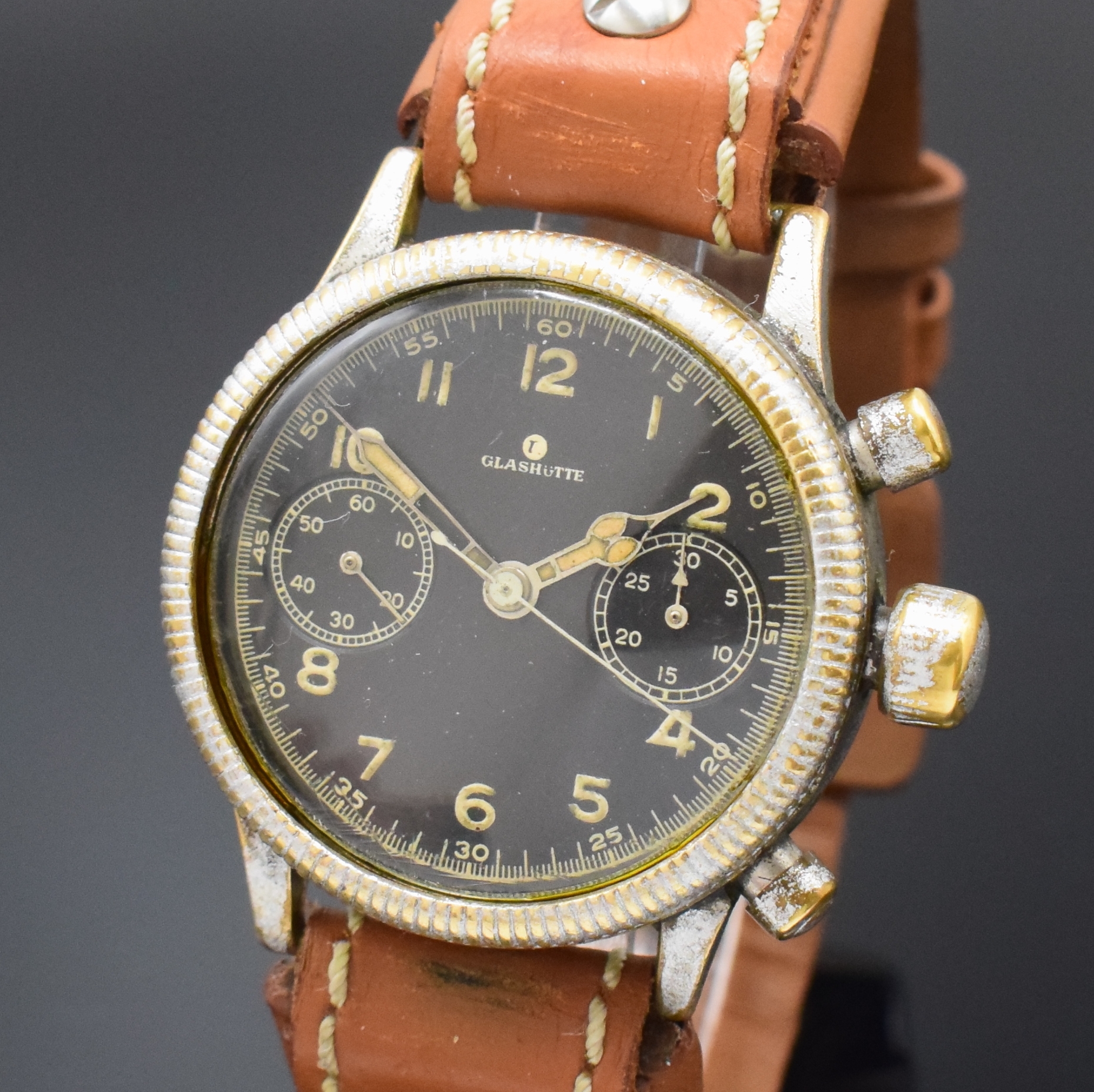 Detail a: TUTIMA Glashütte Flyback Fliegerchronograph Kaliber UROFA 59, Deutschland um 1940, Handaufzug, vern. Messinggeh. stark ber., verschr. Stahlboden ...