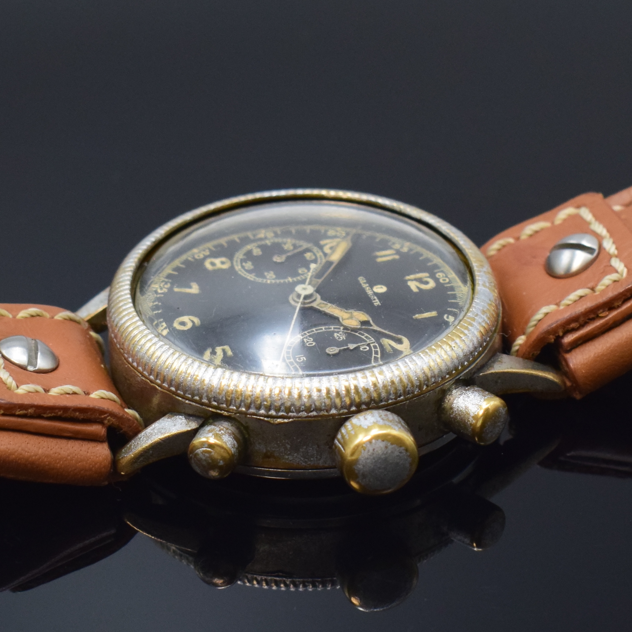 Detail b: TUTIMA Glashütte Flyback Fliegerchronograph Kaliber UROFA 59, Deutschland um 1940, Handaufzug, vern. Messinggeh. stark ber., verschr. Stahlboden ...