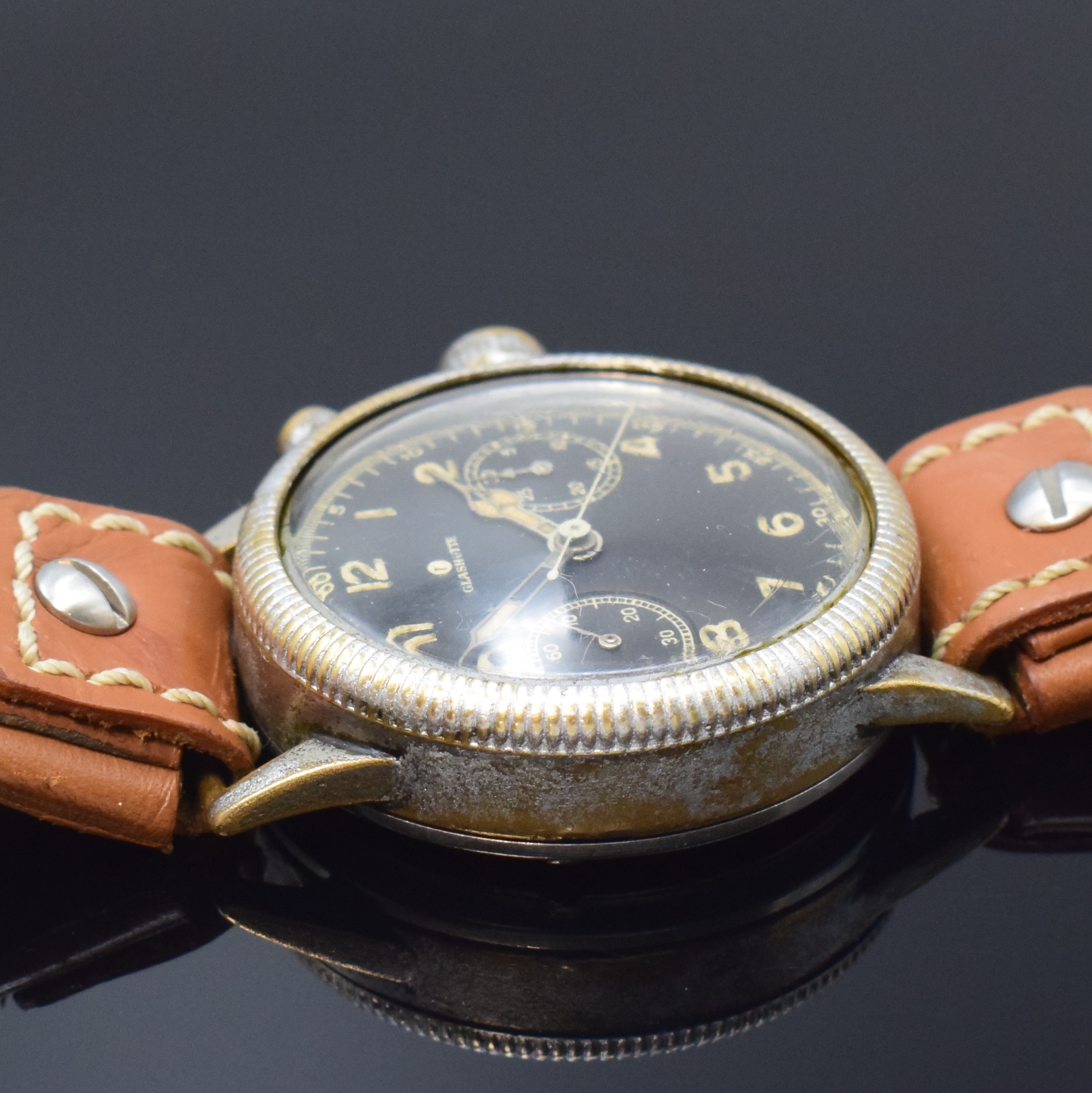 Detail c: TUTIMA Glashütte Flyback Fliegerchronograph Kaliber UROFA 59, Deutschland um 1940, Handaufzug, vern. Messinggeh. stark ber., verschr. Stahlboden ...