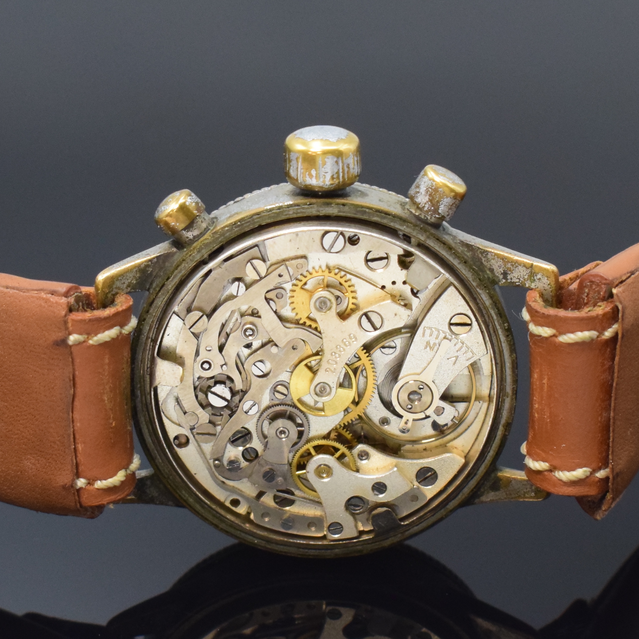 Detail e: TUTIMA Glashütte Flyback Fliegerchronograph Kaliber UROFA 59, Deutschland um 1940, Handaufzug, vern. Messinggeh. stark ber., verschr. Stahlboden ...