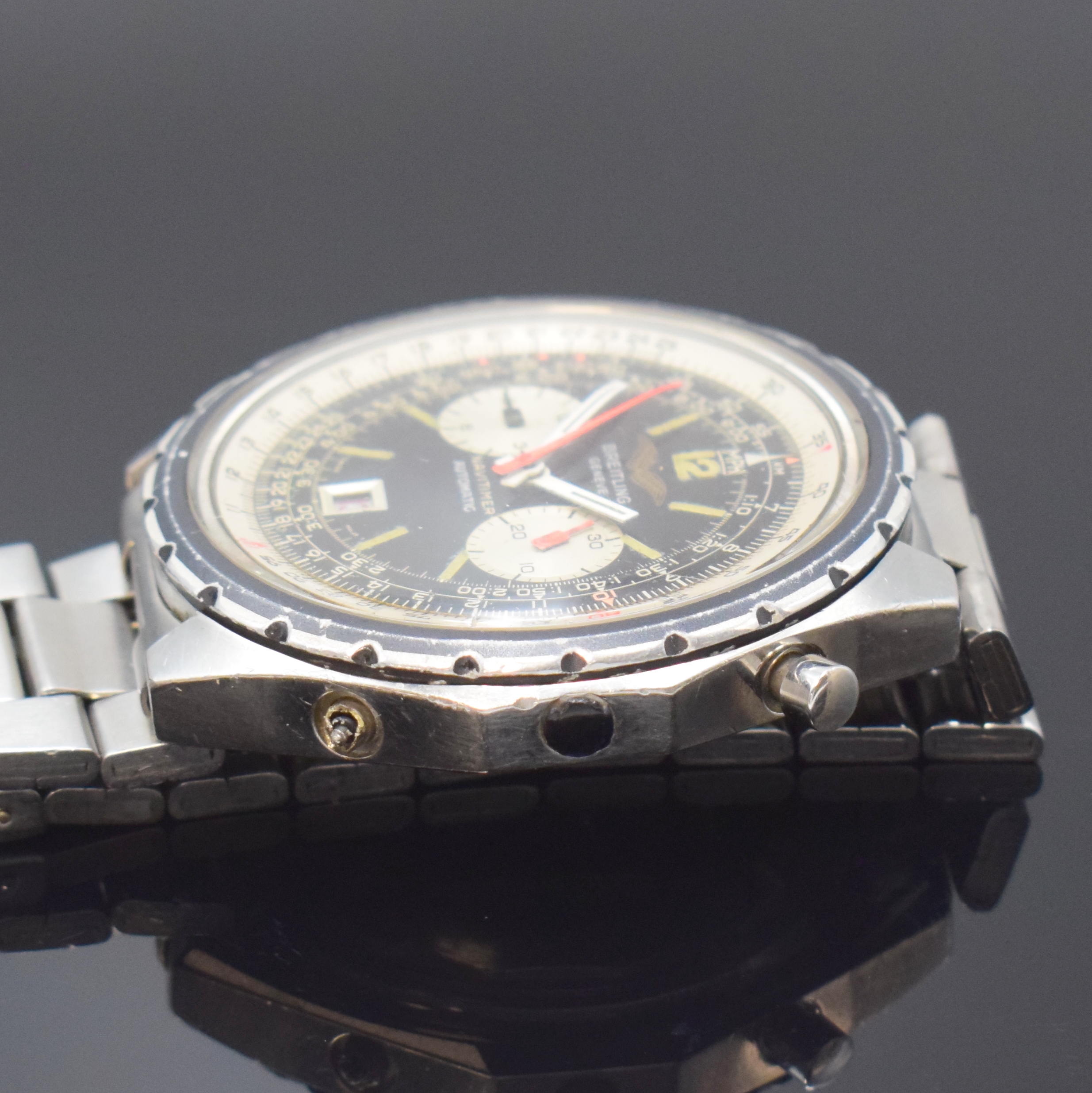 Detail d: BREITLING Navitimer Fliegerchronograph der irakischen Luftwaffe in Stahl/Stahlband Referenz 1806, Schweiz um 1977, Automatik, verschr. Geh., Boden m. ...