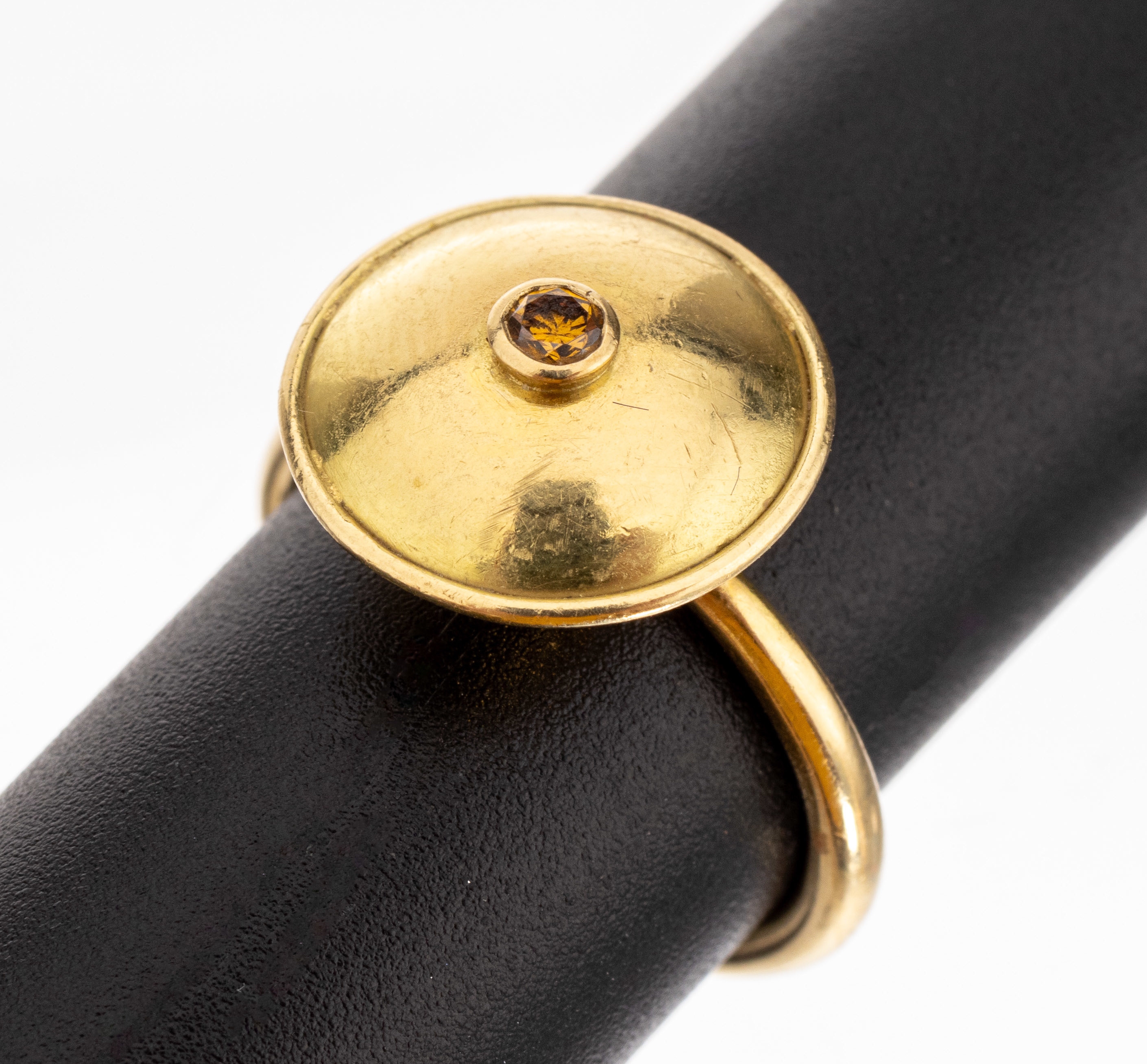 18 kt Gold Brillant-Ring, GG 750/000, runder Ringkopf, mittig Brillant ca. 0.06 ct Braun(beh.)/si, RW 54, ca. 5.6 g