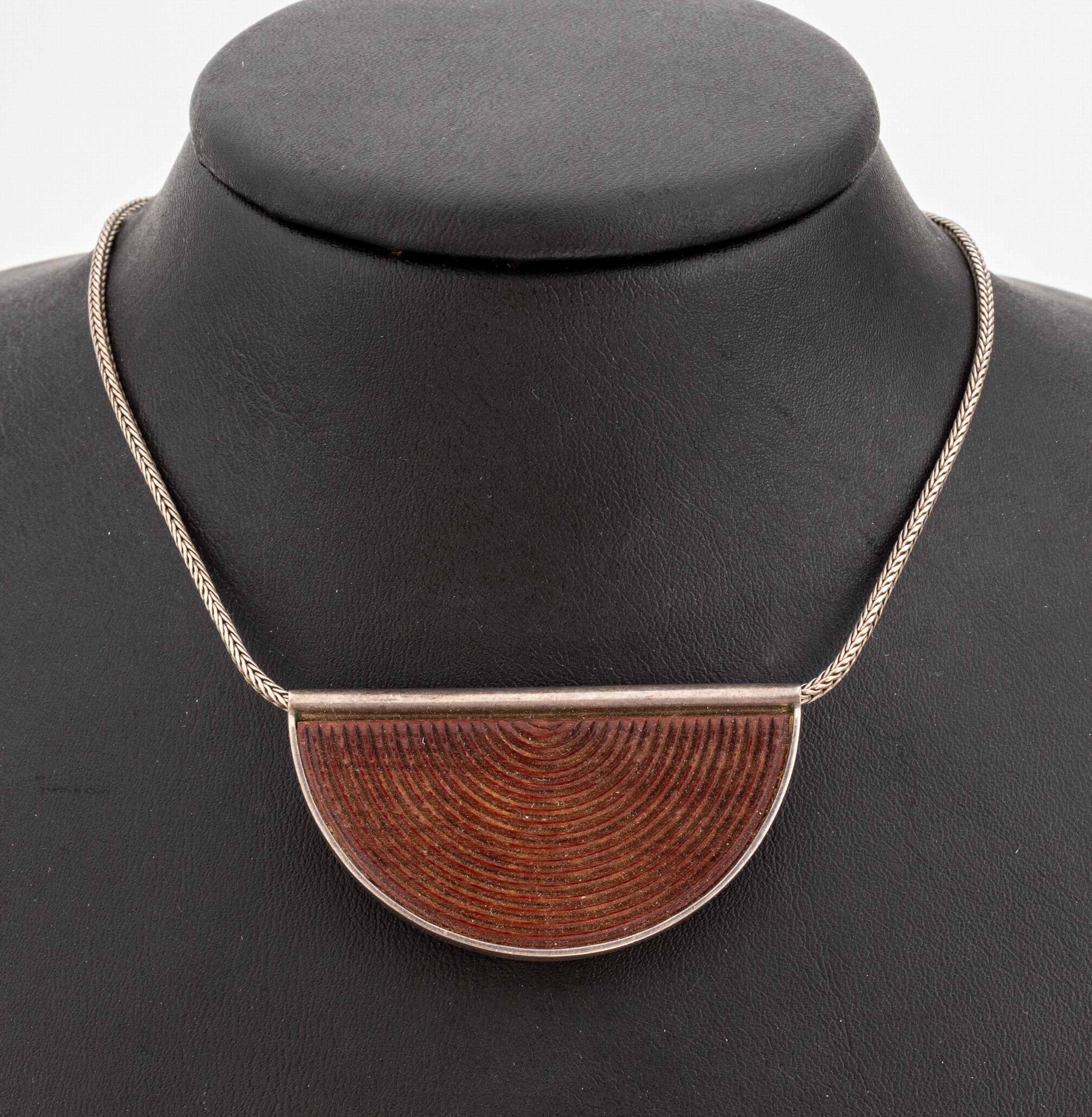 Designer Collier, 925er Silber, halbrund mit gerillter Satineholz-Einlage, an Kette, Silber gepr., L. ca. 43 cm, S-Schliesse, Meistermarke ...