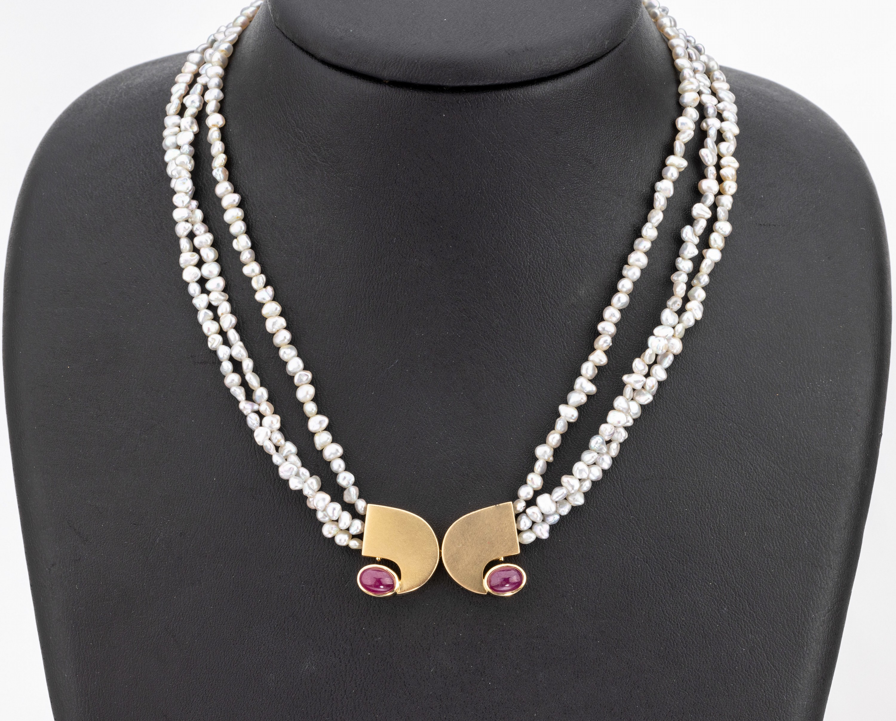 Zuchtperl-Collier mit 18 kt Gold Rubin -Schließe, GG 750/000, Steckschließe mit 2 ovalen Rubin-Cabochons, 3-rhg. unrunde silbergraue ...