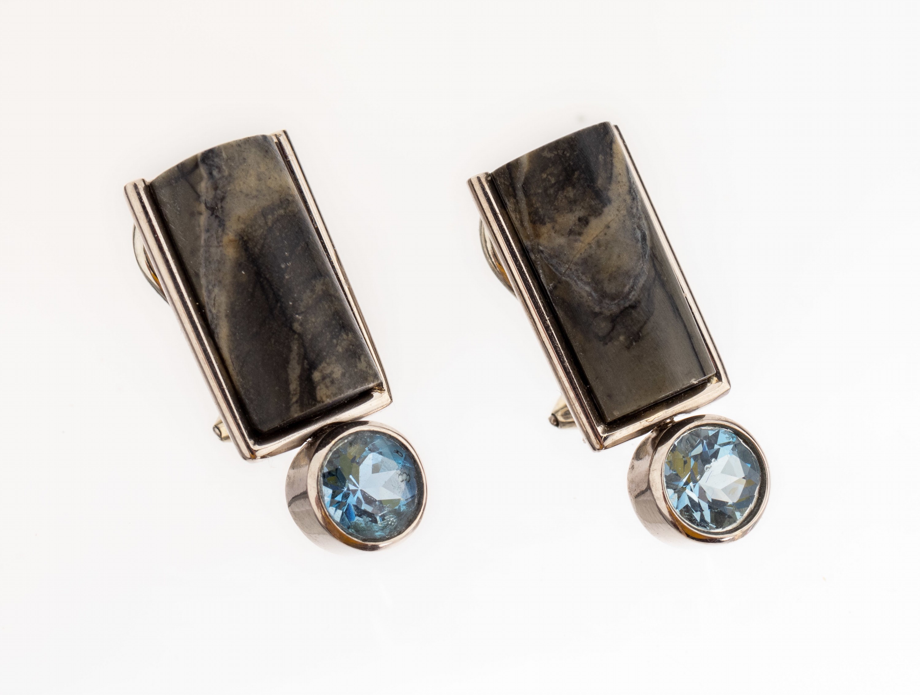 Paar 18 kt Gold Aquamarin-Jaspis-Ohrclips, WG 750/000, schlichte Gestaltung, 2 halbrunde Jaspis-Stäbe, 2 rundfacett. Aquamarine, ca. 10.9 g