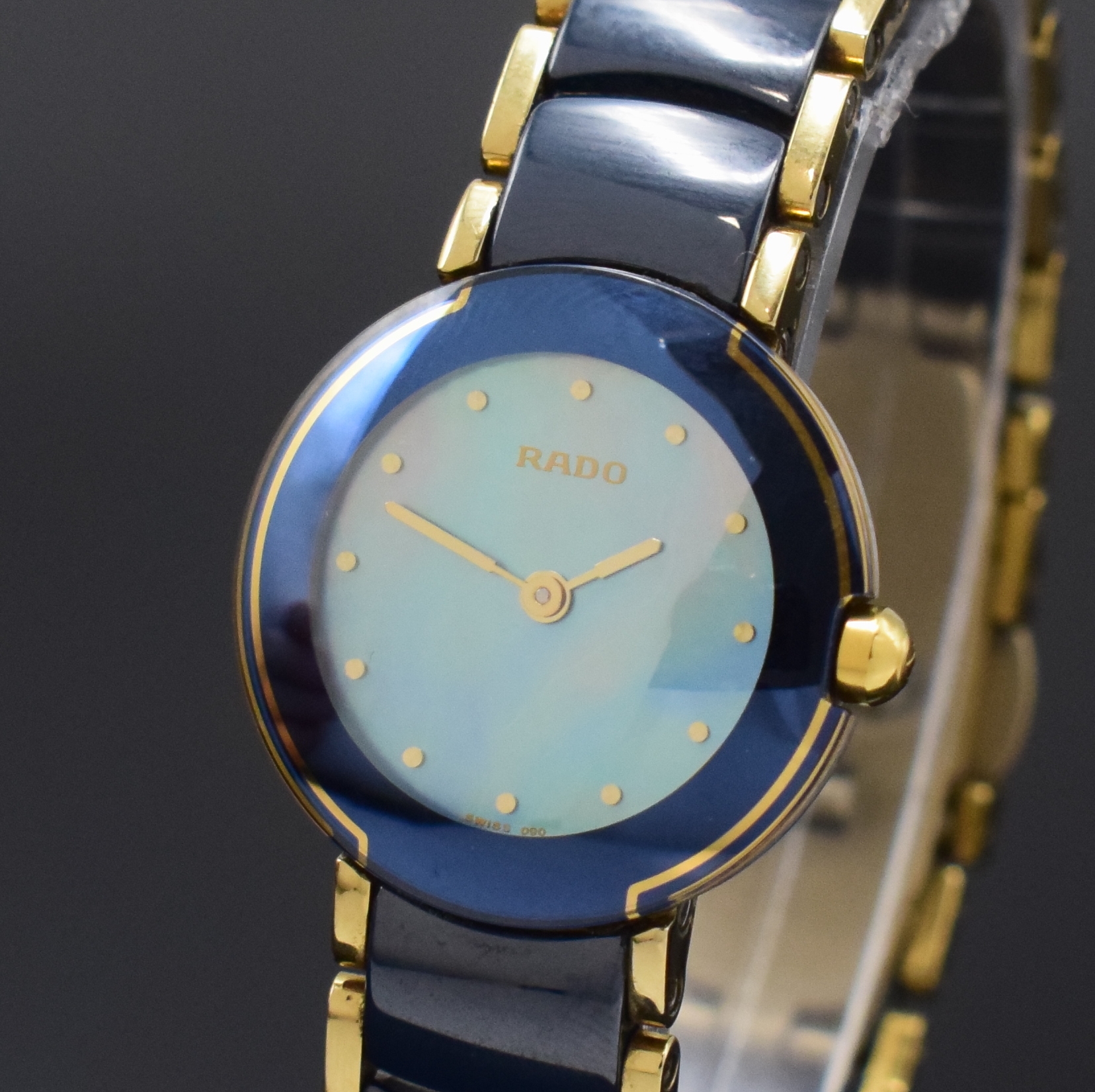 Detail a: RADO Diastar Damenarmbanduhr Referenz 153.0360.3, Schweiz um 2010, quarz, Edelstahlgeh. inkl. Keramikband m. dopp. Faltschl. in Titan, Boden ...