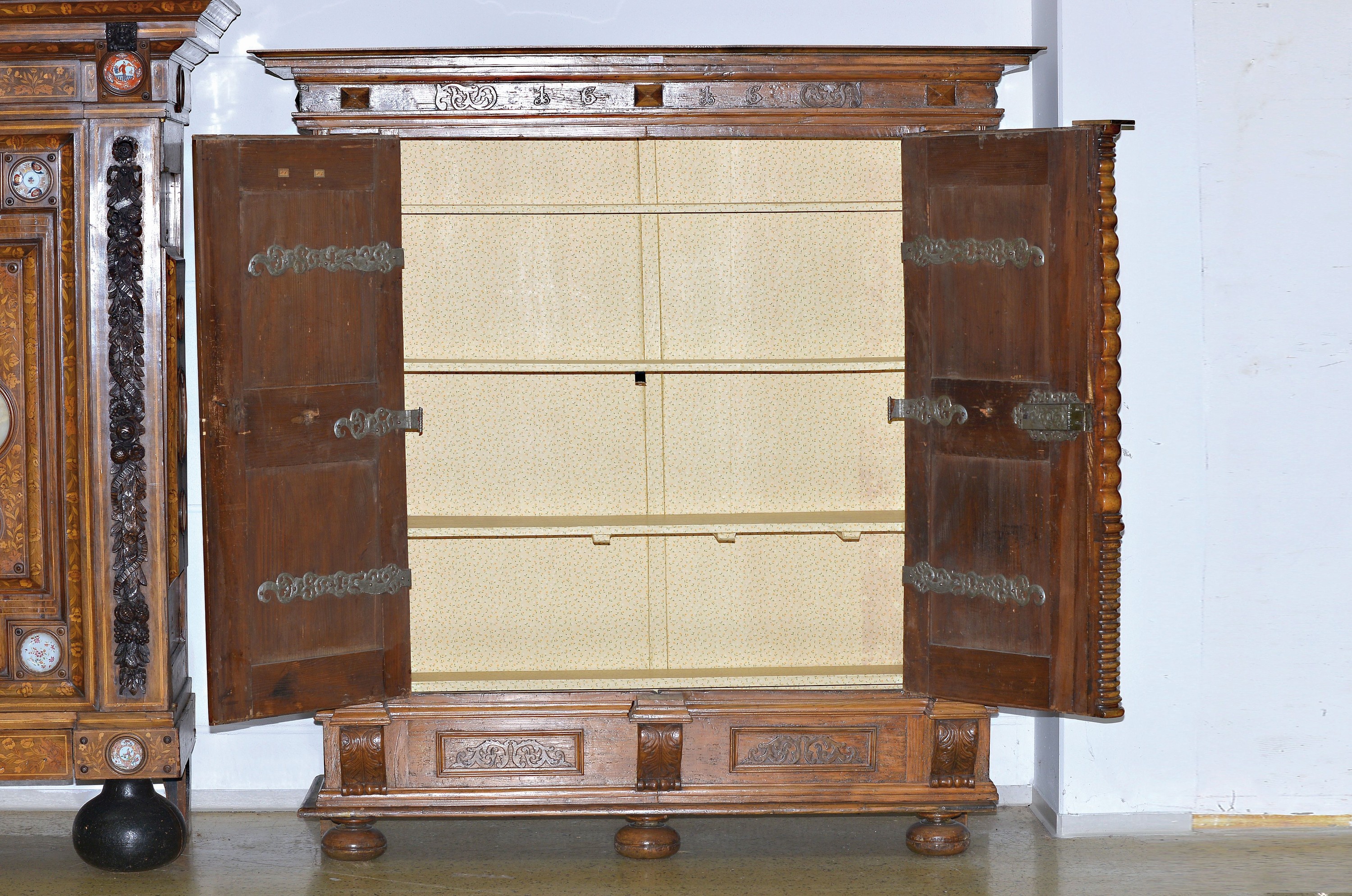 Detail a: Spätrenaissanceschrank, wohl Elsass, 17. Jahrhundert, Weichholz mit aufgesetzten Füllungen, drei gedrechselte und mehrteilige Säulen auf ...