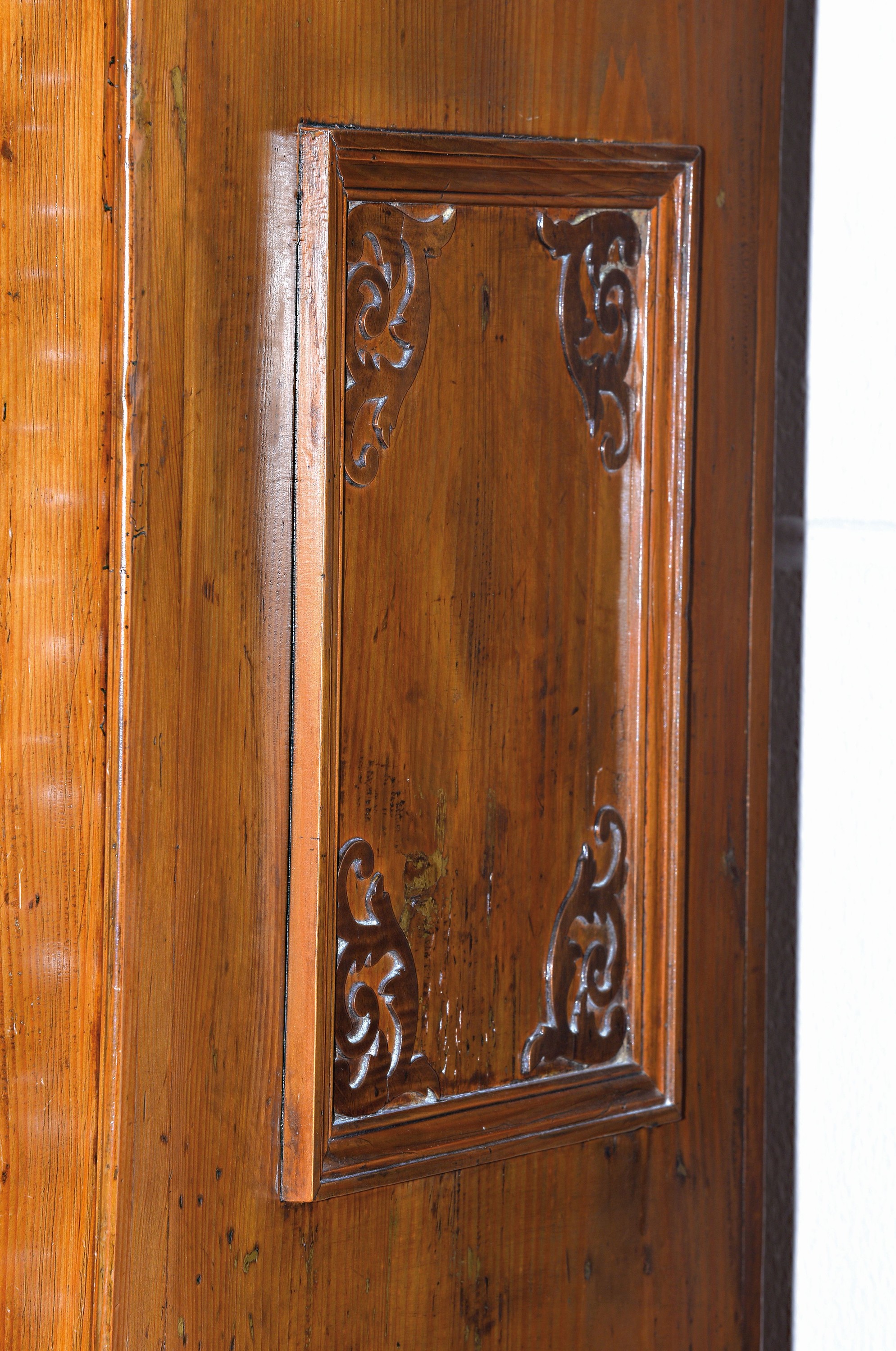 Detail c: Spätrenaissanceschrank, wohl Elsass, 17. Jahrhundert, Weichholz mit aufgesetzten Füllungen, drei gedrechselte und mehrteilige Säulen auf ...
