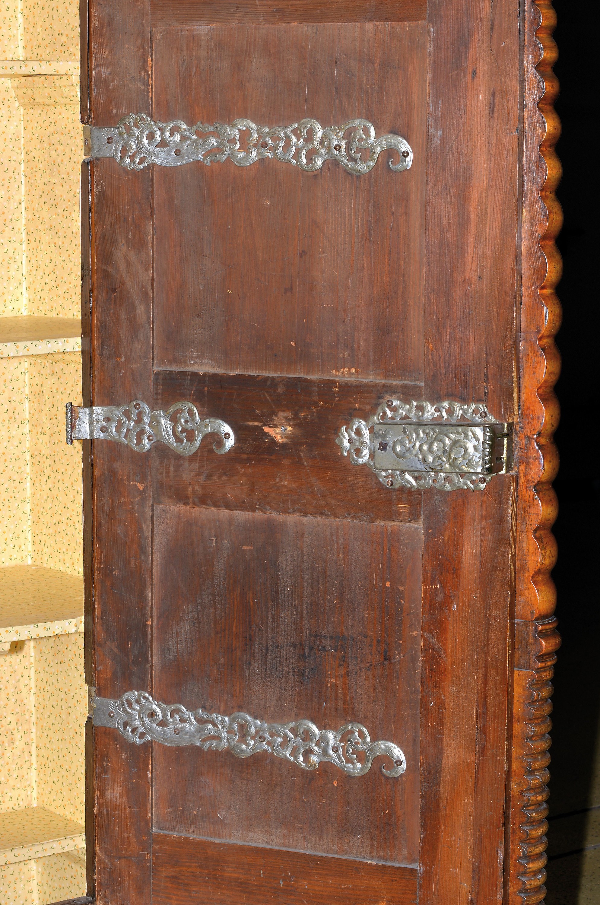 Detail d: Spätrenaissanceschrank, wohl Elsass, 17. Jahrhundert, Weichholz mit aufgesetzten Füllungen, drei gedrechselte und mehrteilige Säulen auf ...