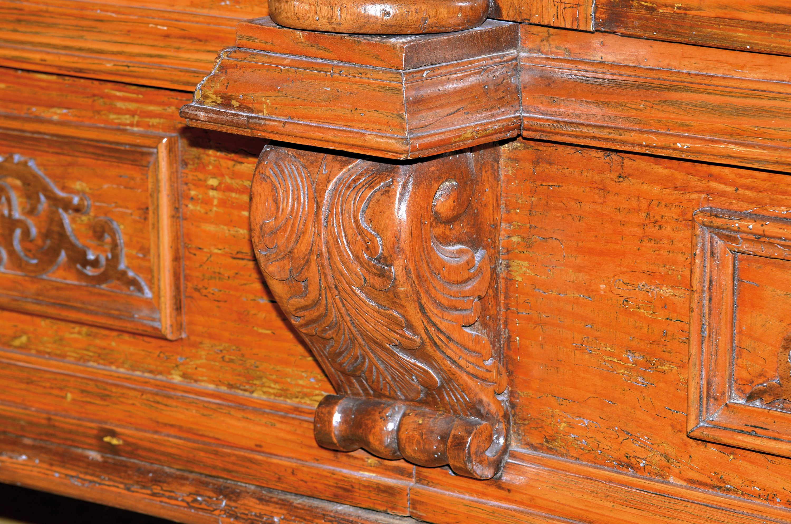 Detail e: Spätrenaissanceschrank, wohl Elsass, 17. Jahrhundert, Weichholz mit aufgesetzten Füllungen, drei gedrechselte und mehrteilige Säulen auf ...