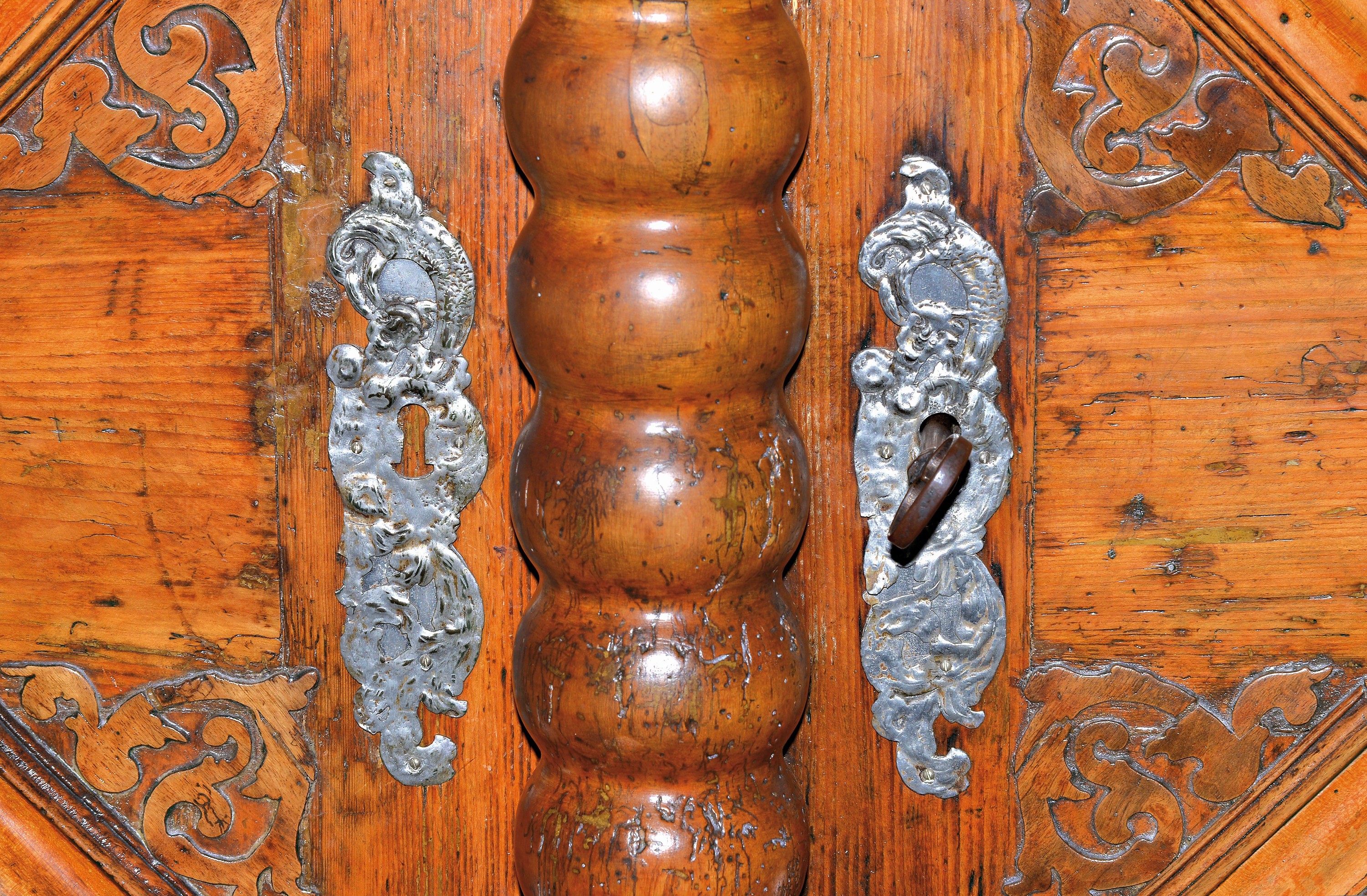 Detail f: Spätrenaissanceschrank, wohl Elsass, 17. Jahrhundert, Weichholz mit aufgesetzten Füllungen, drei gedrechselte und mehrteilige Säulen auf ...