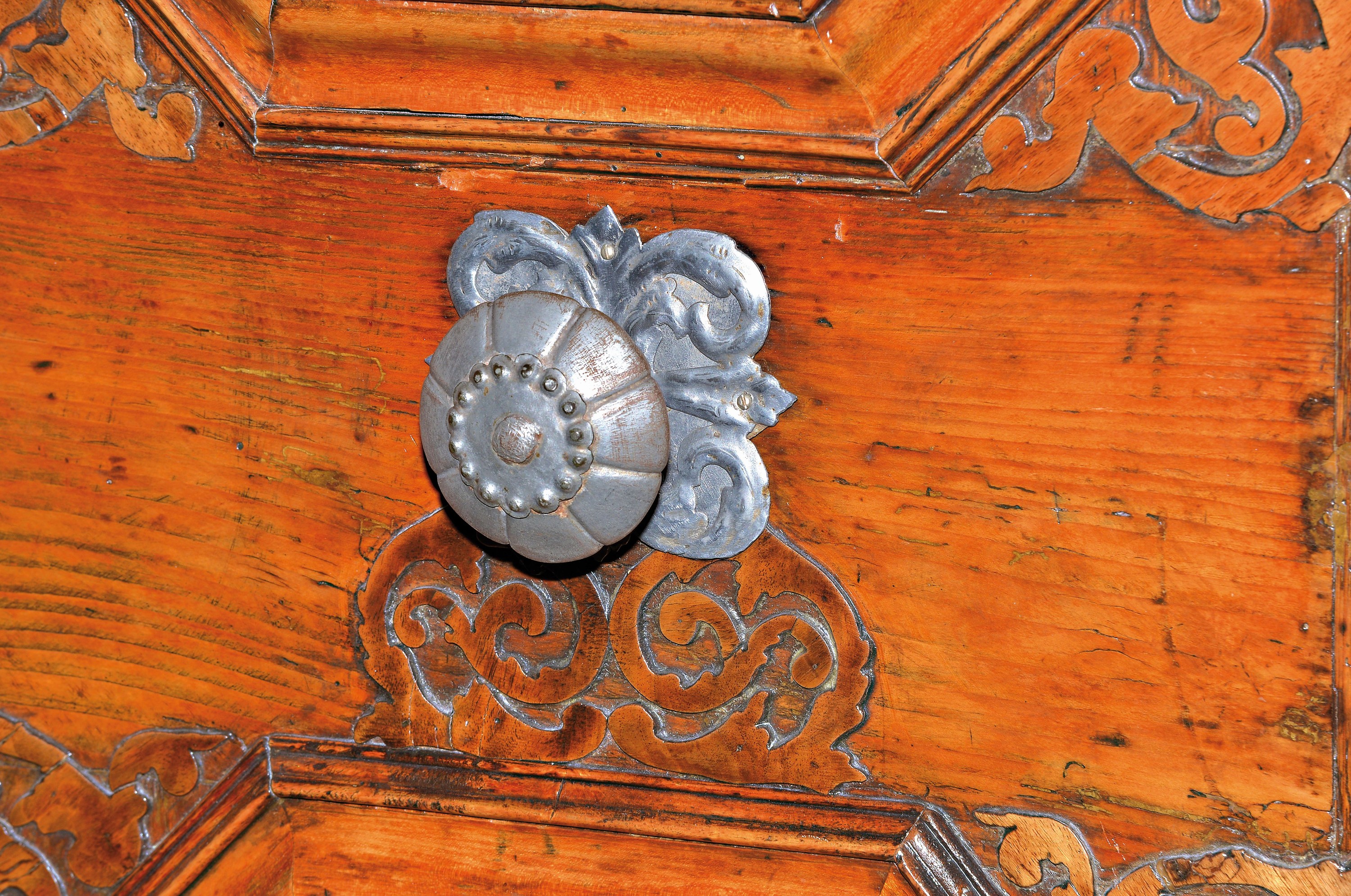 Detail g: Spätrenaissanceschrank, wohl Elsass, 17. Jahrhundert, Weichholz mit aufgesetzten Füllungen, drei gedrechselte und mehrteilige Säulen auf ...