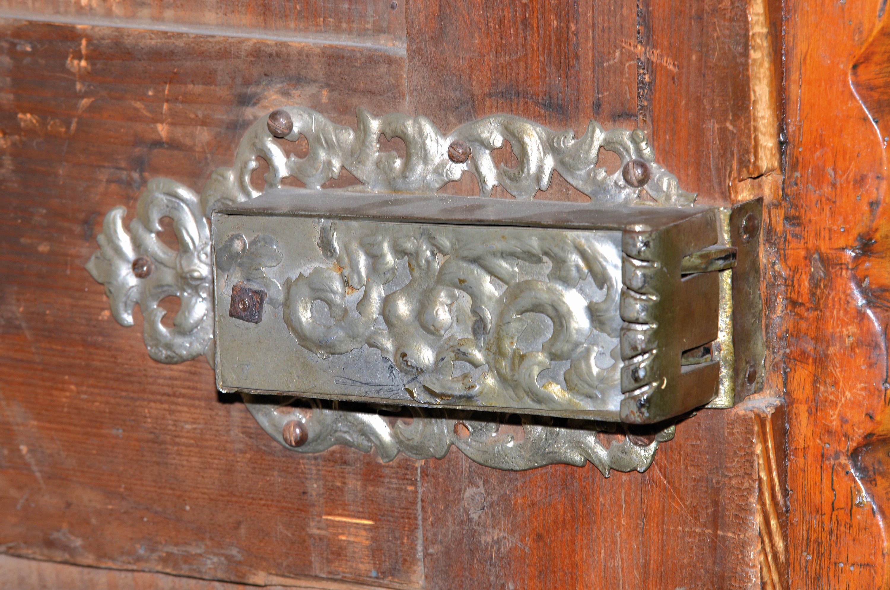 Detail h: Spätrenaissanceschrank, wohl Elsass, 17. Jahrhundert, Weichholz mit aufgesetzten Füllungen, drei gedrechselte und mehrteilige Säulen auf ...