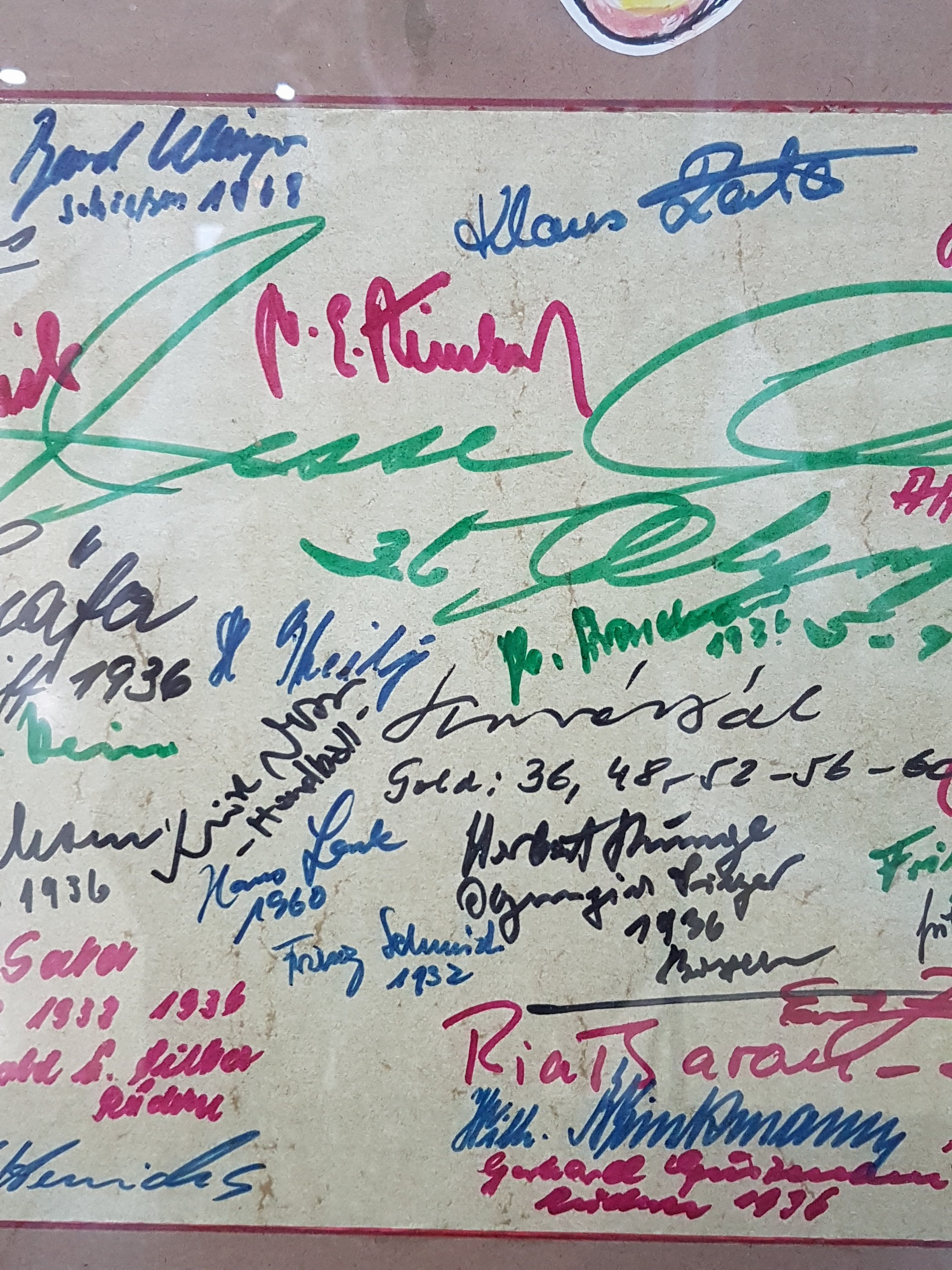 Detail b: Autographensammlung Olympischer Goldmedaillen-Gewinner 1912-1960, entstanden da das deutsche Olympische Kommité anlässlich der Spiele 1972 in ...