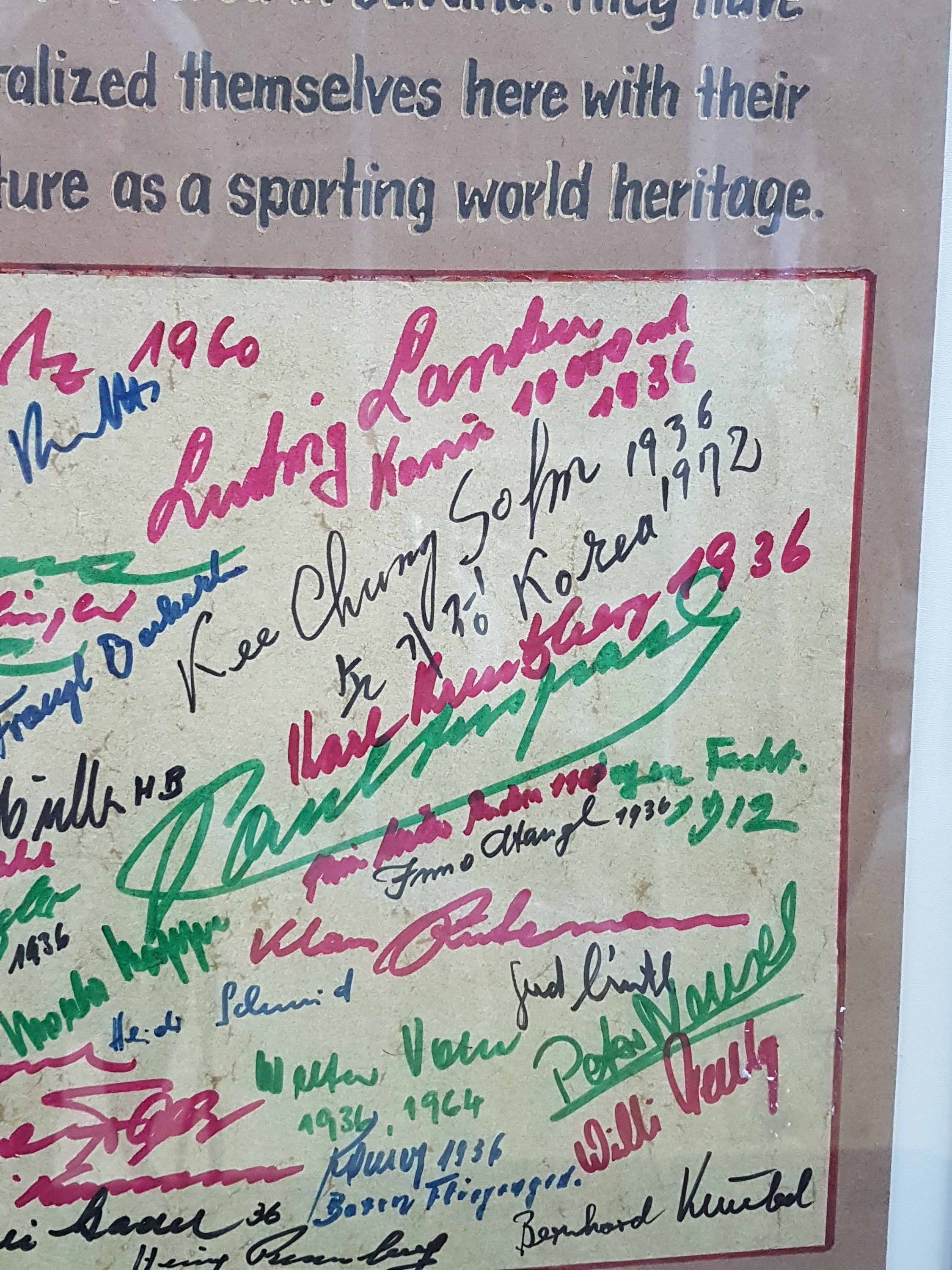 Detail d: Autographensammlung Olympischer Goldmedaillen-Gewinner 1912-1960, entstanden da das deutsche Olympische Kommité anlässlich der Spiele 1972 in ...