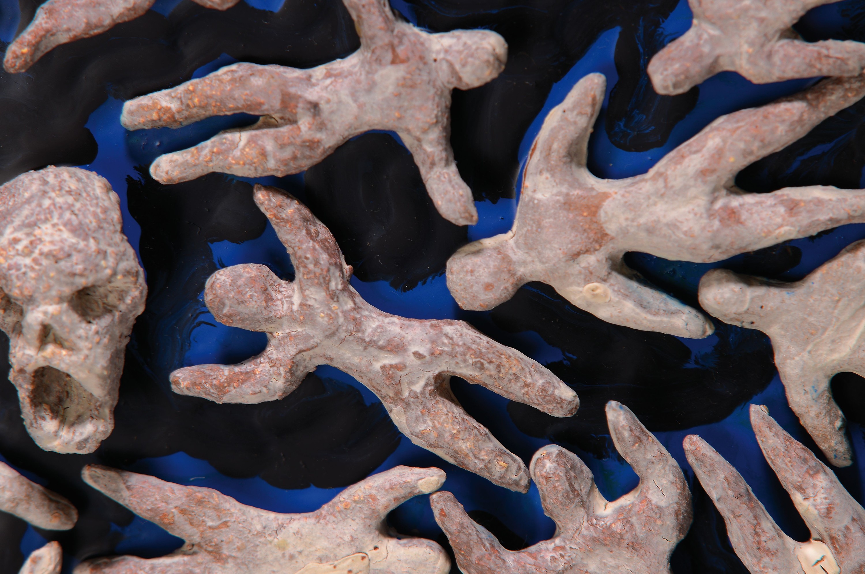 Detail a: Brigitte Kratochwill-Hardt, Im Rad, Metallplatte mit applizierten Figuren aus Terrakotta, von 2011, links oben Signet, auf Holzplatte montiert, ...