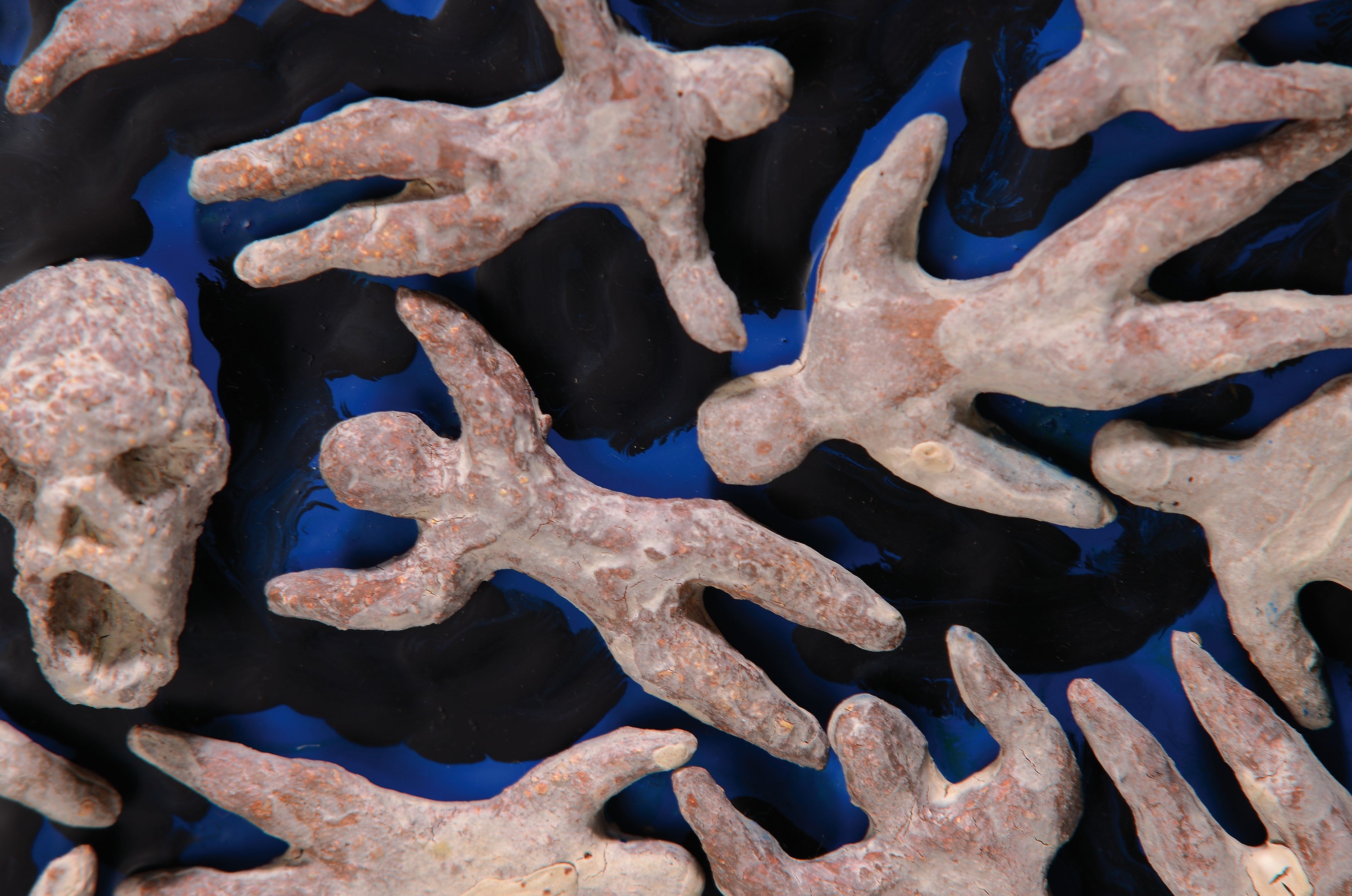 Detail l: Brigitte Kratochwill-Hardt, Im Rad, Metallplatte mit applizierten Figuren aus Terrakotta, von 2011, links oben Signet, auf Holzplatte montiert, ...