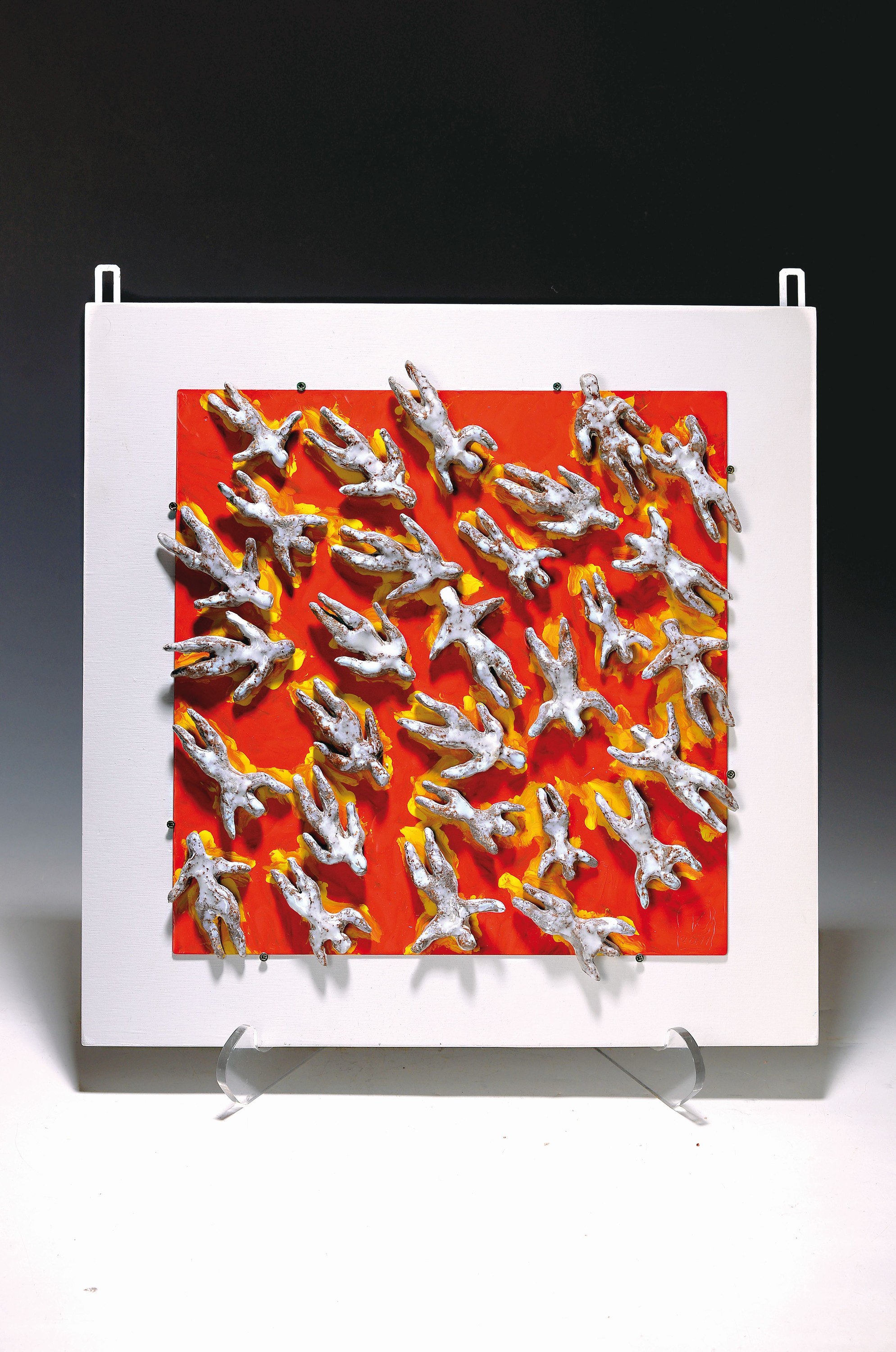Brigitte Kratochwill-Hardt , Apokalypse, Metallplatte mit rotem und gelbem Lack und applizierten Figuren aus glasierter Keramik, rechts unten Signet ...