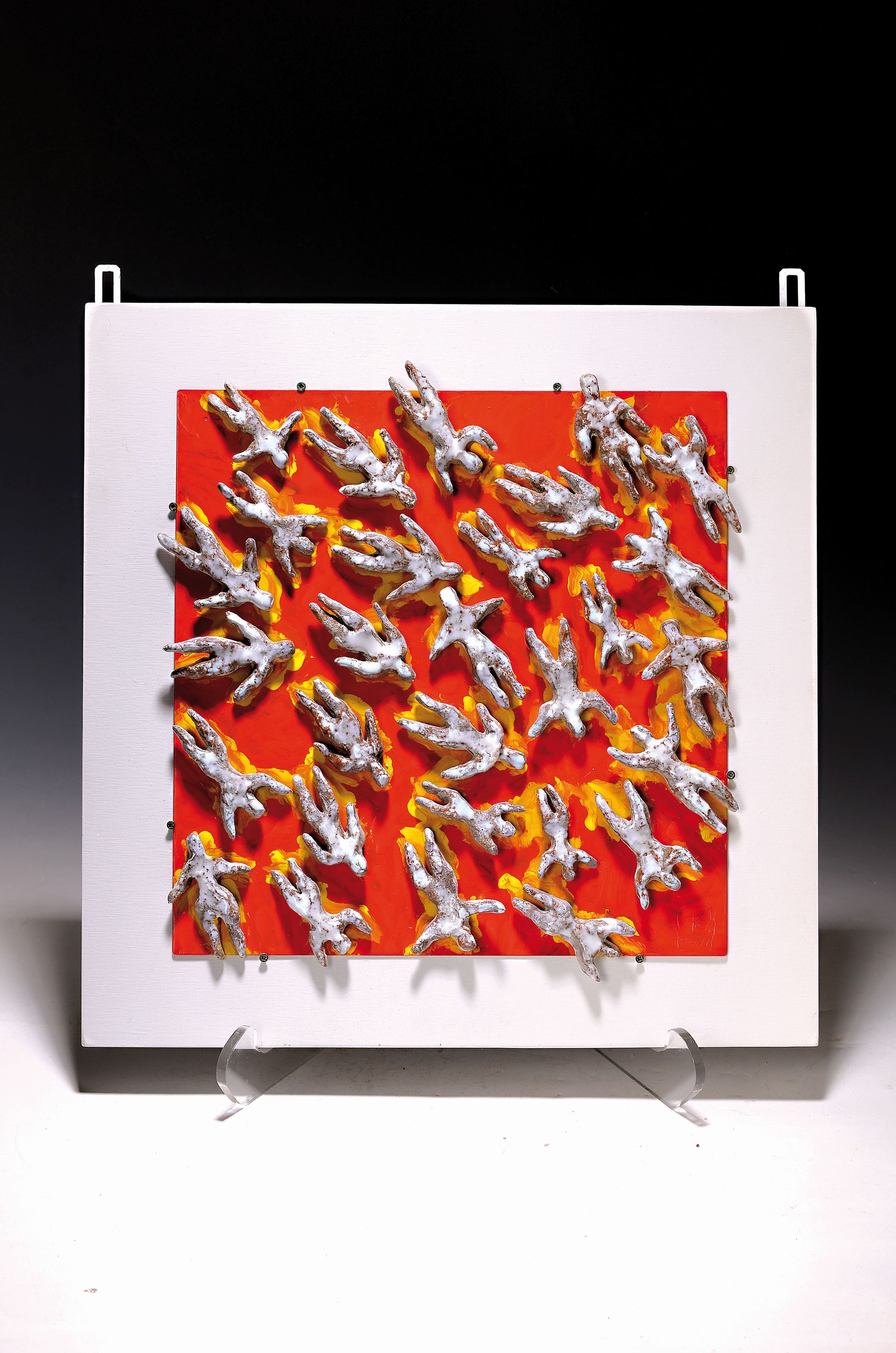 Detail k: Brigitte Kratochwill-Hardt , Apokalypse, Metallplatte mit rotem und gelbem Lack und applizierten Figuren aus glasierter Keramik, rechts unten Signet ...