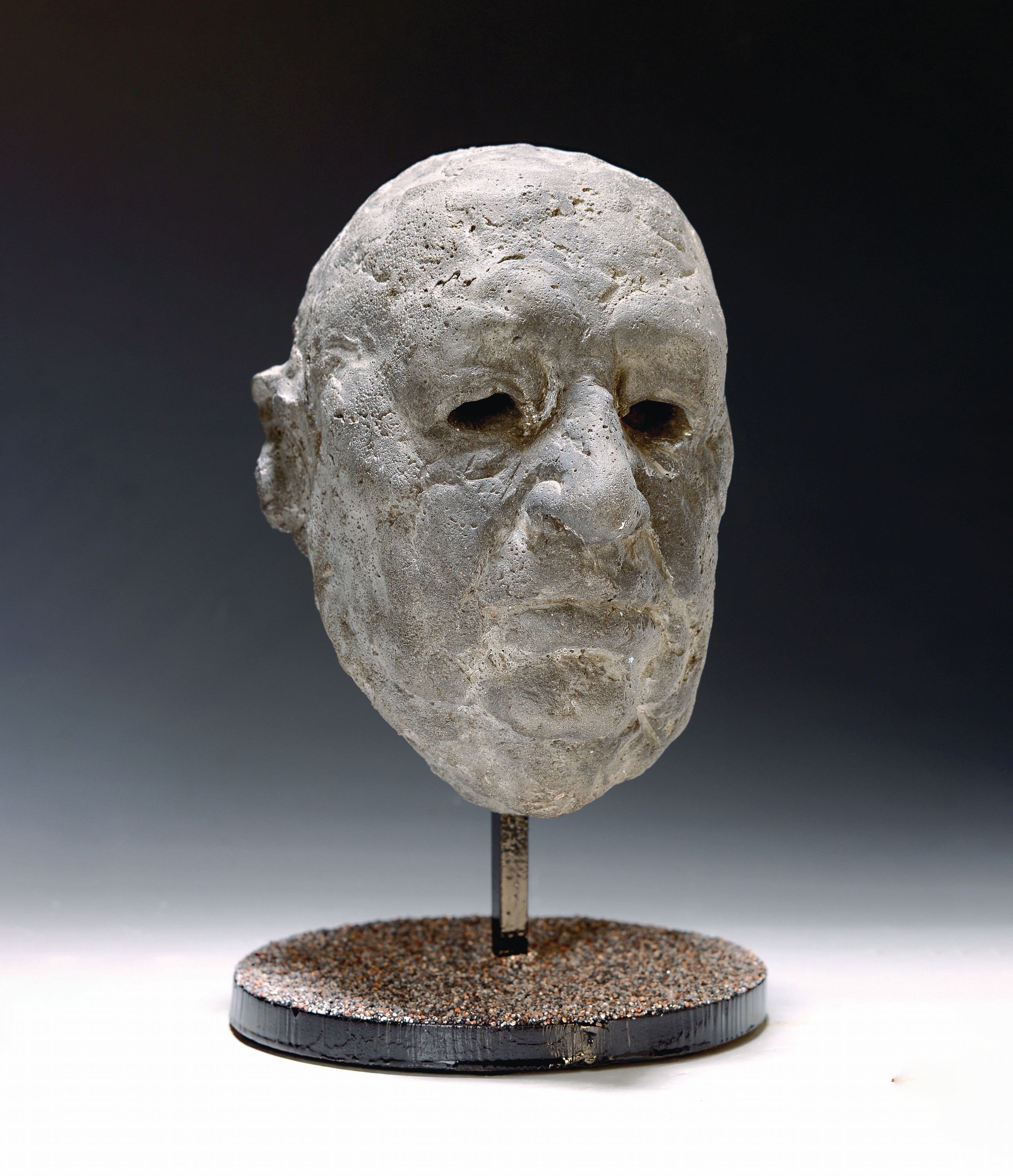 Brigitte Kratochwil-Hardt, Hitchcock, Betonguss, von 1978, H. ca. 24cm, aufgeständert, Gesamth. ca. 30cm