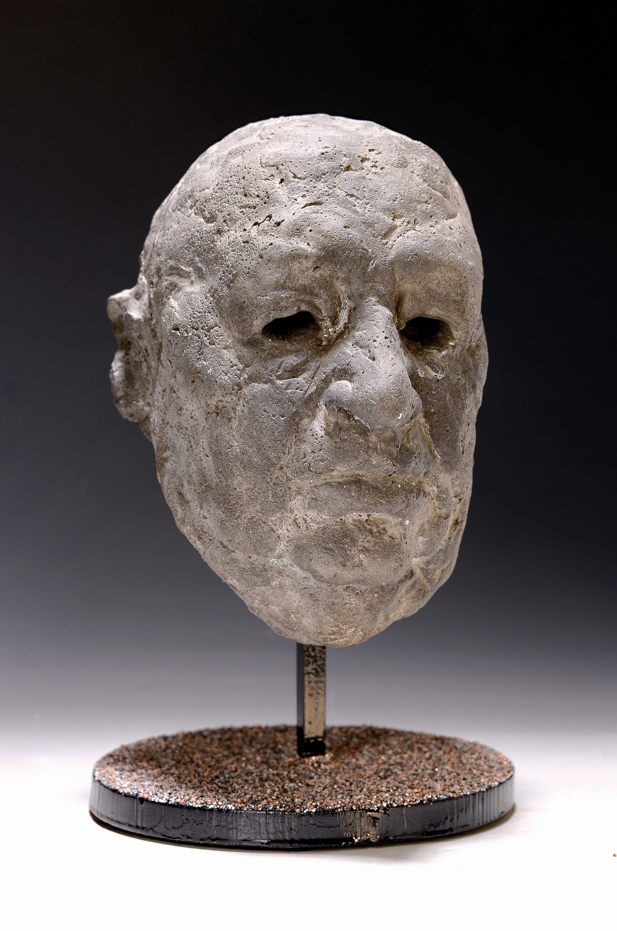 Detail k: Brigitte Kratochwil-Hardt, Hitchcock, Betonguss, von 1978, H. ca. 24cm, aufgeständert, Gesamth. ca. 30cm