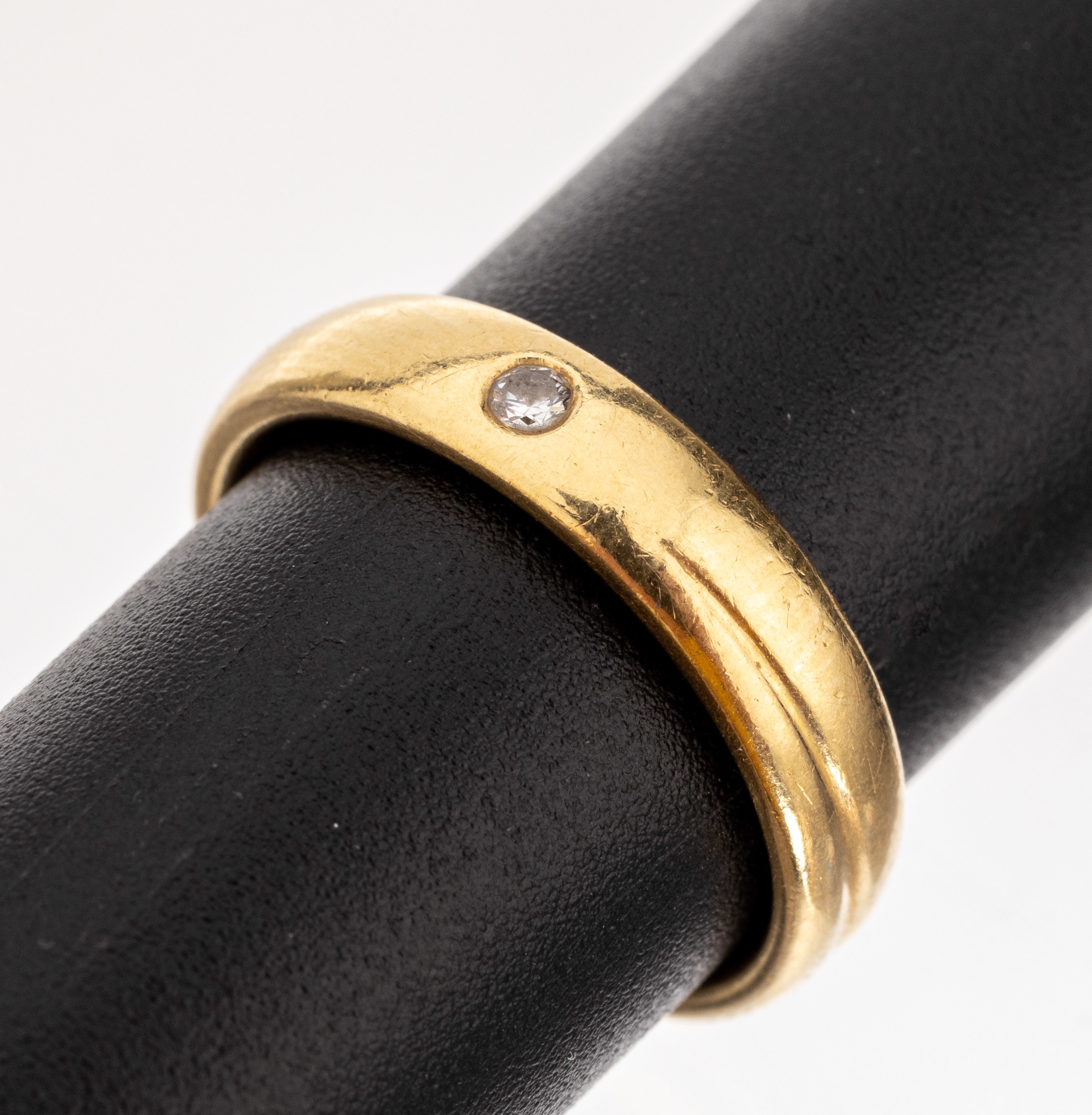 18 kt Gold Brillant-Ring, GG 750/000, Brillant ca. 0.035 ct feines Weiss/lp (grav.), RW 48.5, ca. 4.7 g