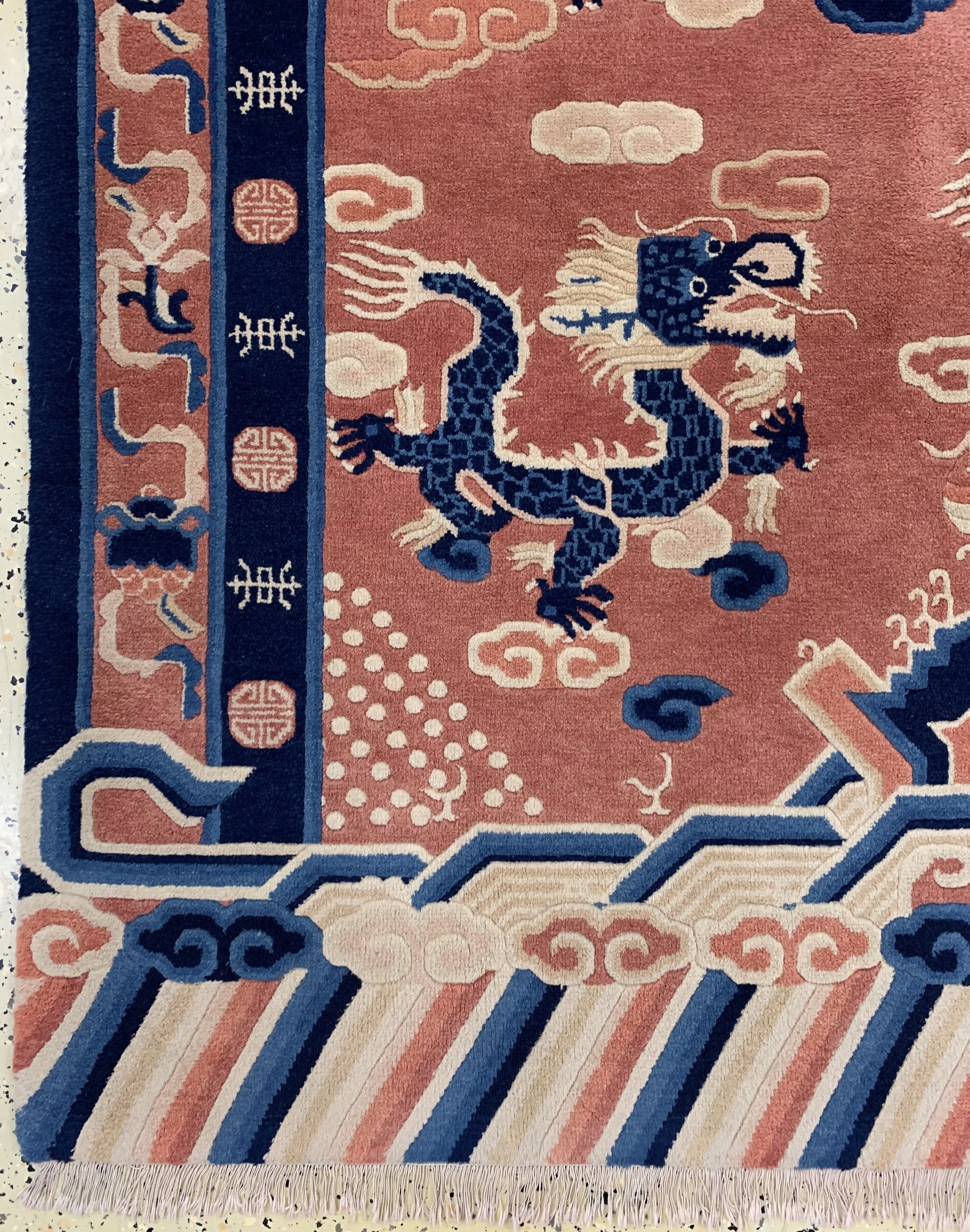 Detail b: "Drachen-Teppich", China, ca. 50 Jahre, Wolle auf Baumwolle, ca. 154 x 154 cm.