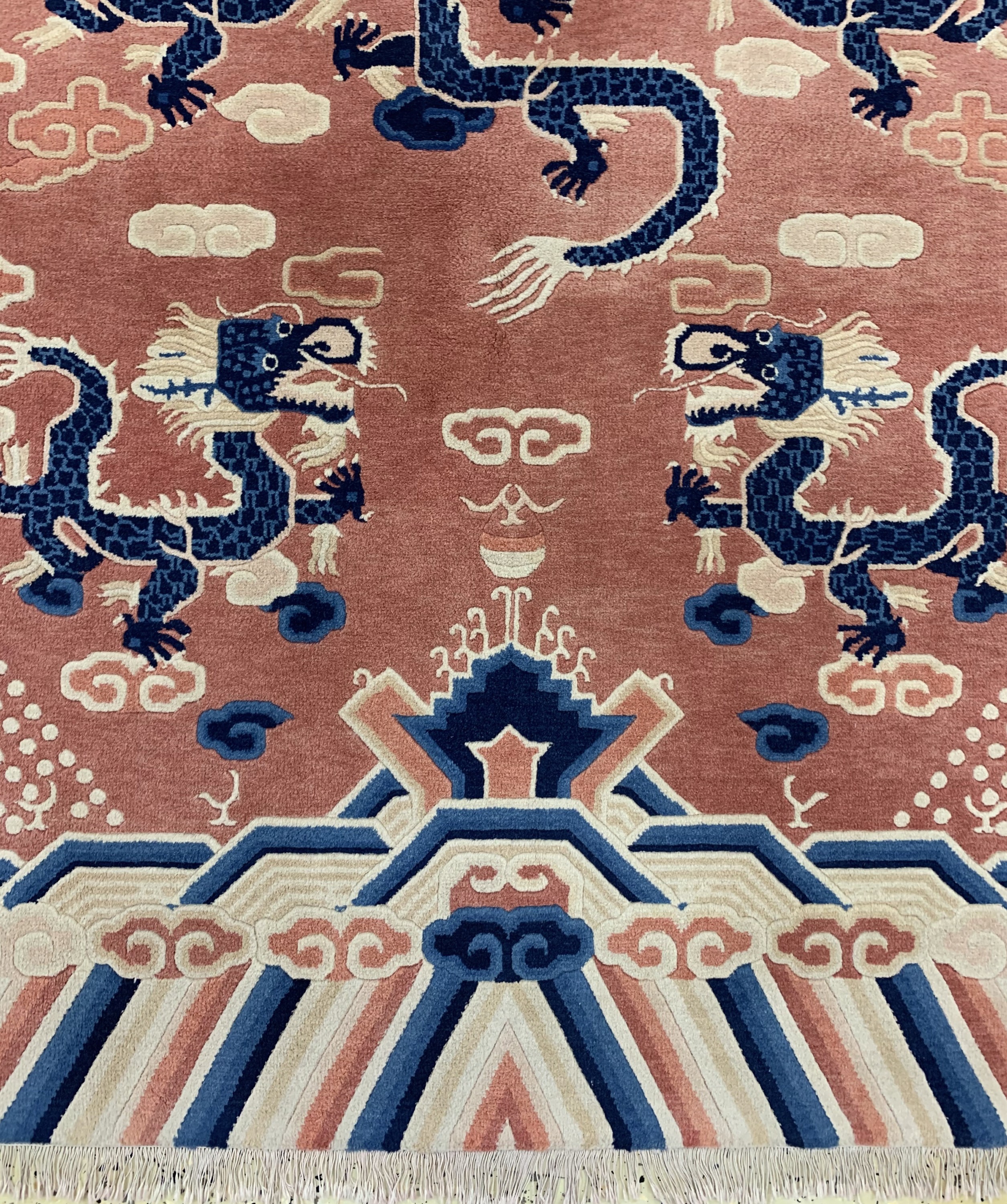 Detail c: "Drachen-Teppich", China, ca. 50 Jahre, Wolle auf Baumwolle, ca. 154 x 154 cm.