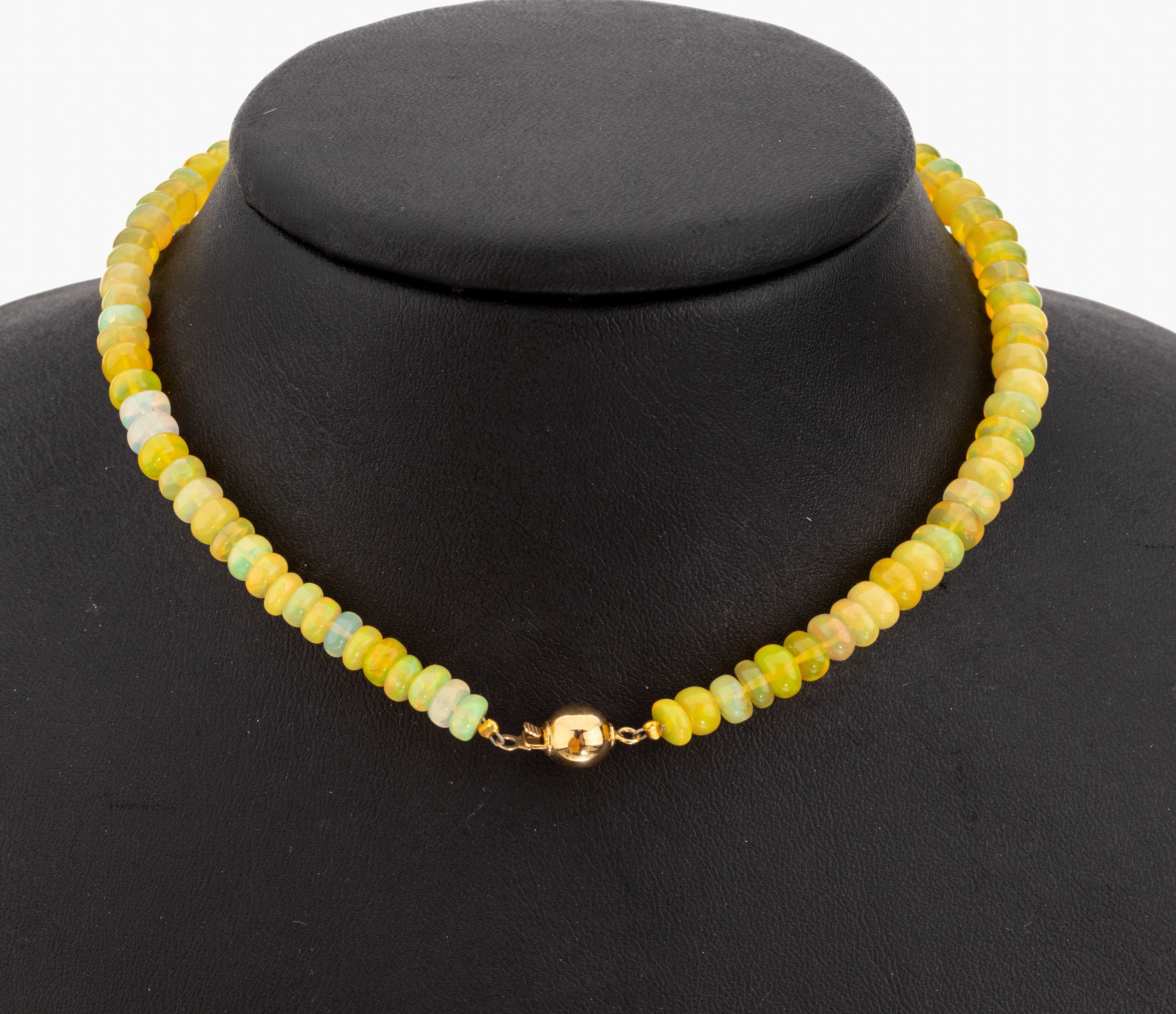 Opal-Collier mit 18 kt Gold Kugelschließe, GG 750/000, im Verlauf Opallinsen zus. ca. 89.00 ct, D. ca. 5 - 8 mm, L. ca. 47 cm