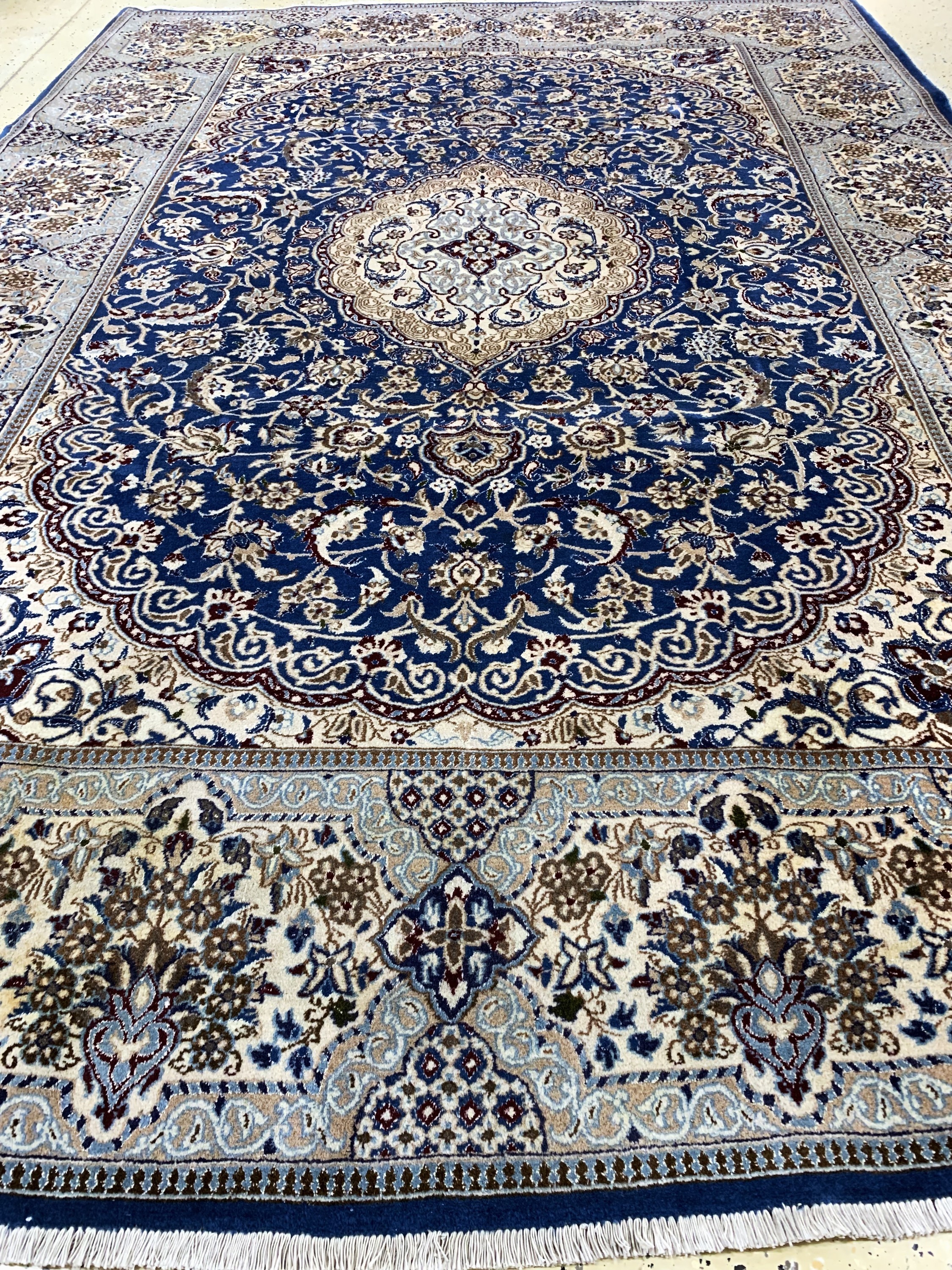 Detail f: Nain, Persien, Ende 20.Jhd, Wolle auf Baumwolle, ca. 356 x 253 cm, Reinigungsbedürftig, EHZ: 2