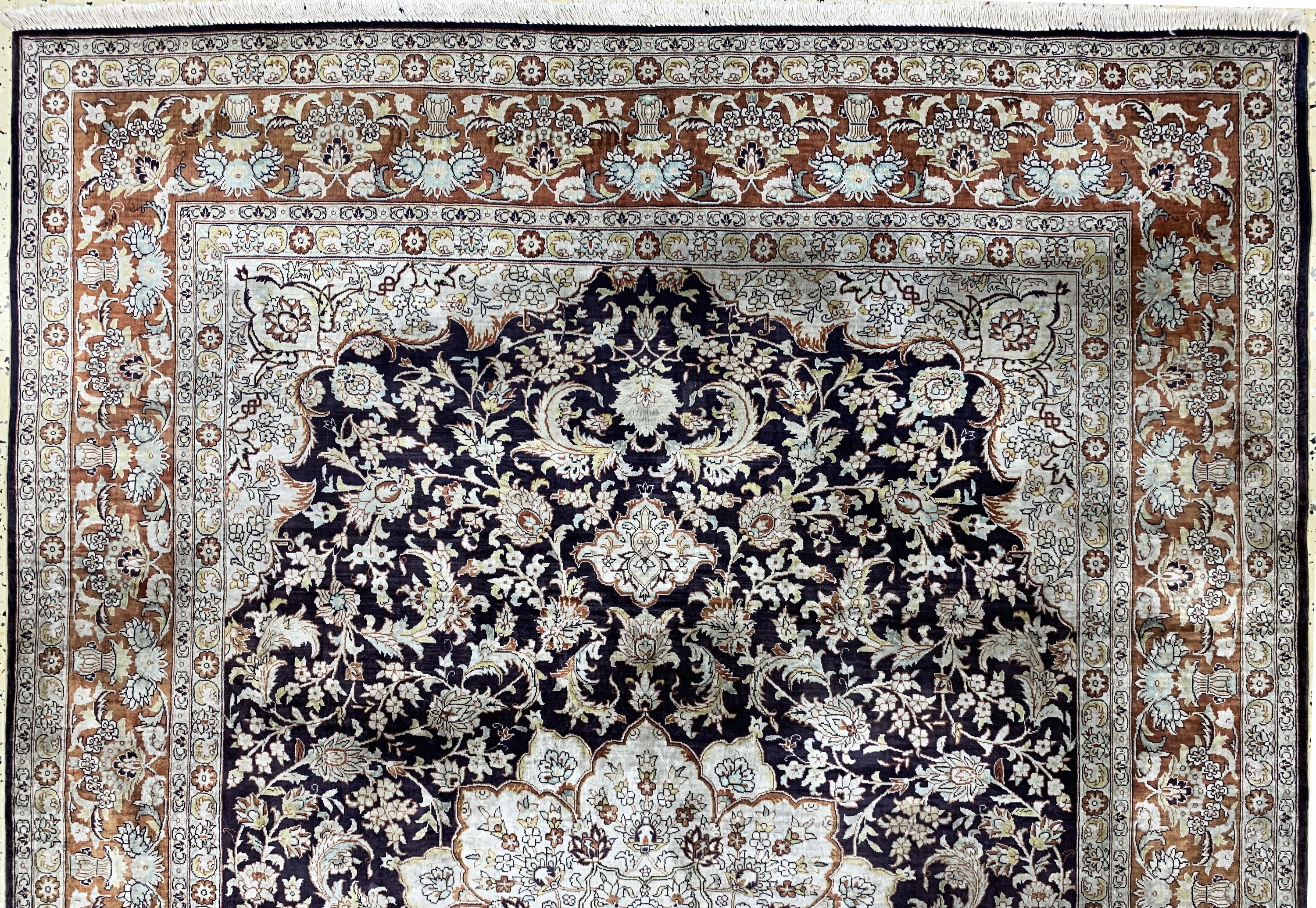 Detail a: Hereke Seide fein, China, Ende 20.Jhd, reine Naturseide, ca. 180 x 125 cm, ca. 1,0 Mio. Kn/qm, Reinigungsbedürftig, EHZ: 2
