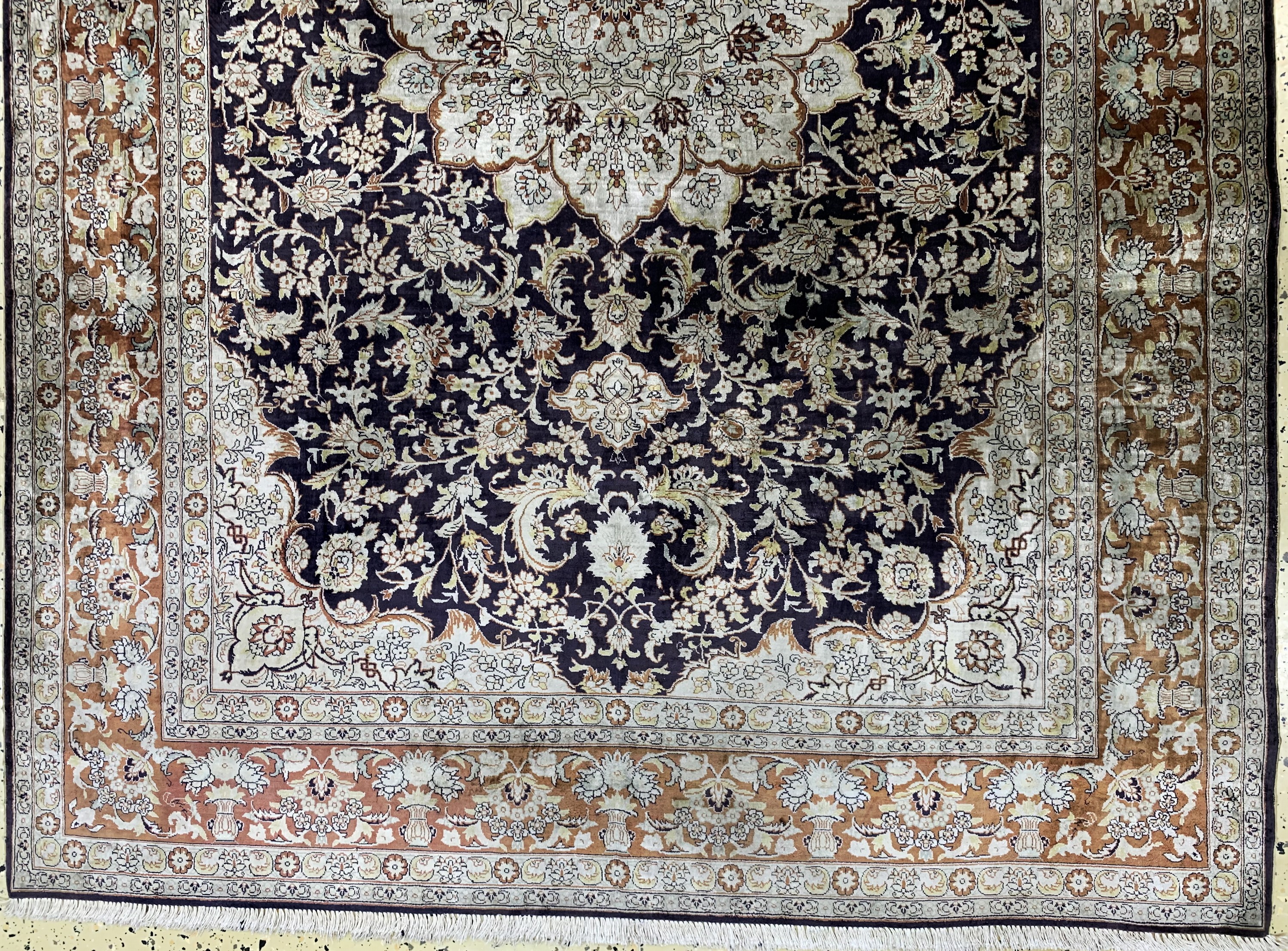 Detail b: Hereke Seide fein, China, Ende 20.Jhd, reine Naturseide, ca. 180 x 125 cm, ca. 1,0 Mio. Kn/qm, Reinigungsbedürftig, EHZ: 2