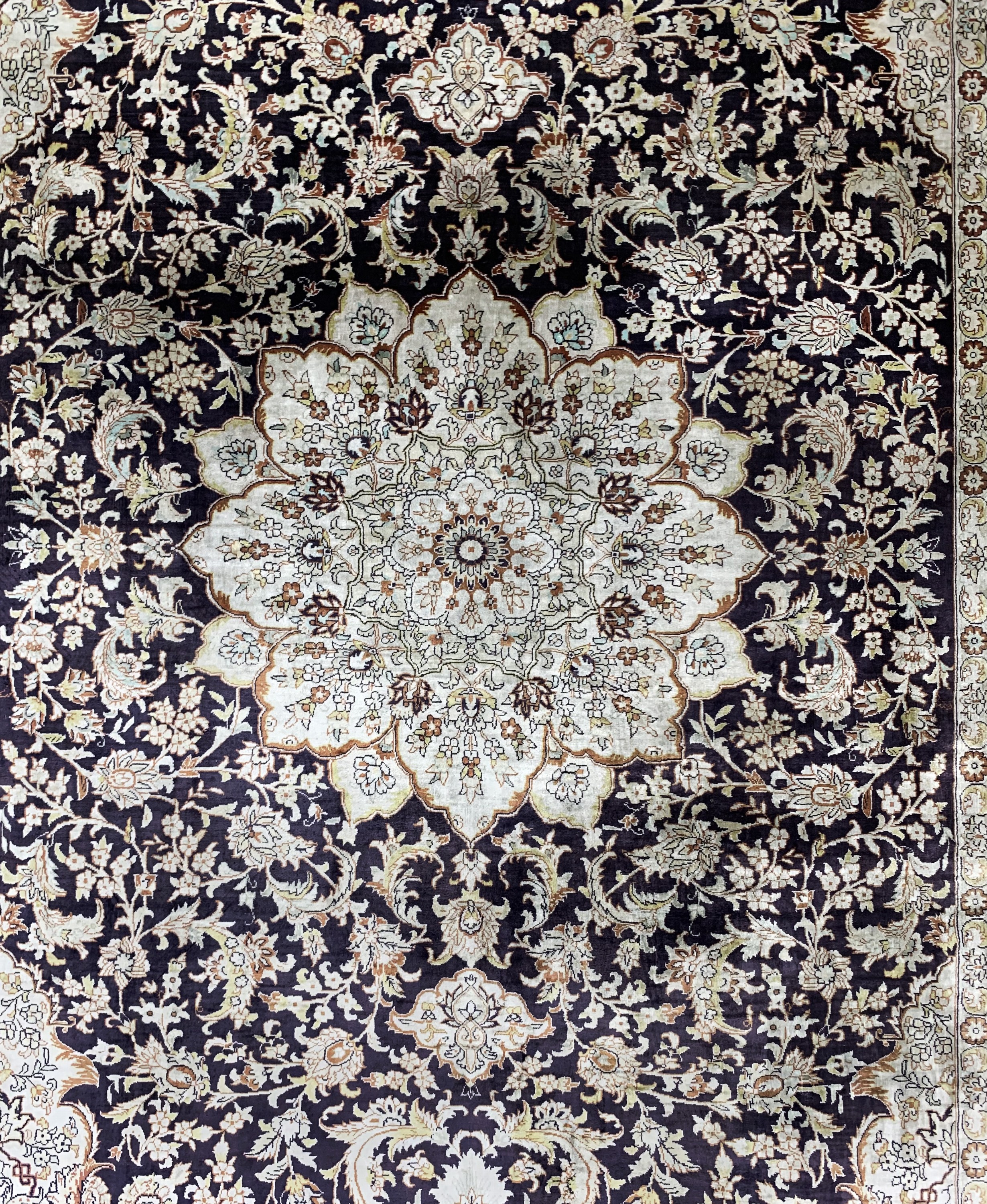Detail c: Hereke Seide fein, China, Ende 20.Jhd, reine Naturseide, ca. 180 x 125 cm, ca. 1,0 Mio. Kn/qm, Reinigungsbedürftig, EHZ: 2
