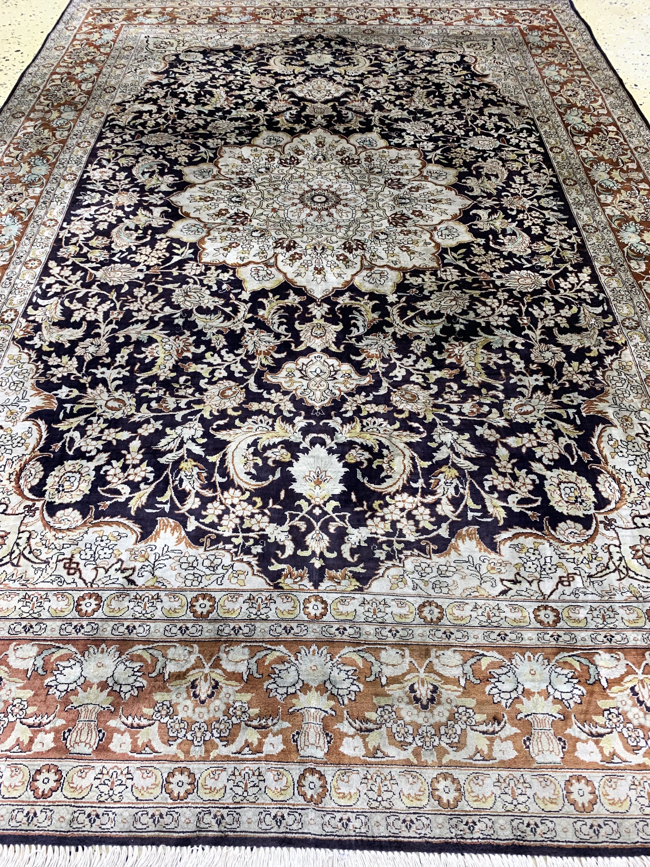 Detail d: Hereke Seide fein, China, Ende 20.Jhd, reine Naturseide, ca. 180 x 125 cm, ca. 1,0 Mio. Kn/qm, Reinigungsbedürftig, EHZ: 2