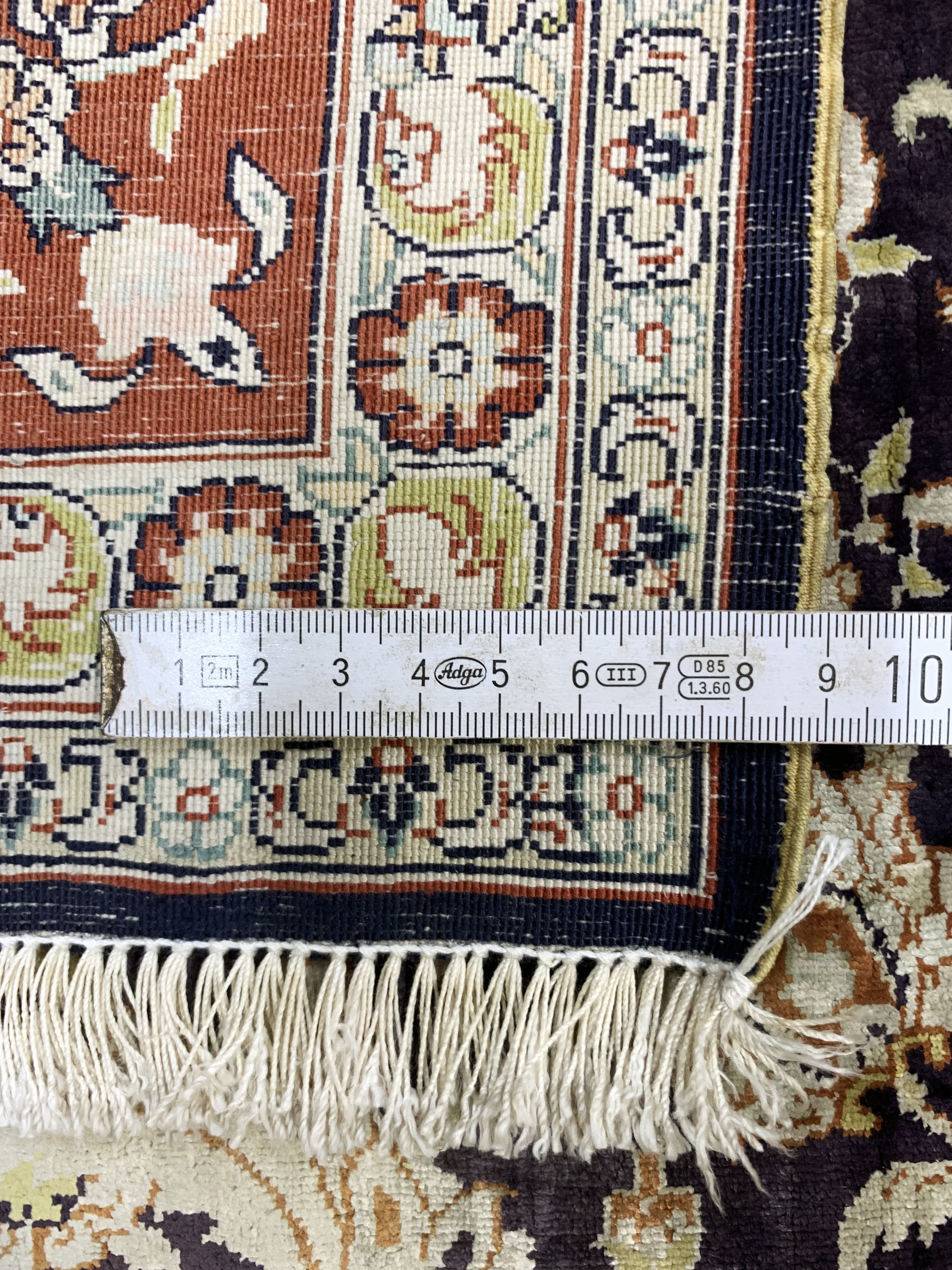 Detail e: Hereke Seide fein, China, Ende 20.Jhd, reine Naturseide, ca. 180 x 125 cm, ca. 1,0 Mio. Kn/qm, Reinigungsbedürftig, EHZ: 2