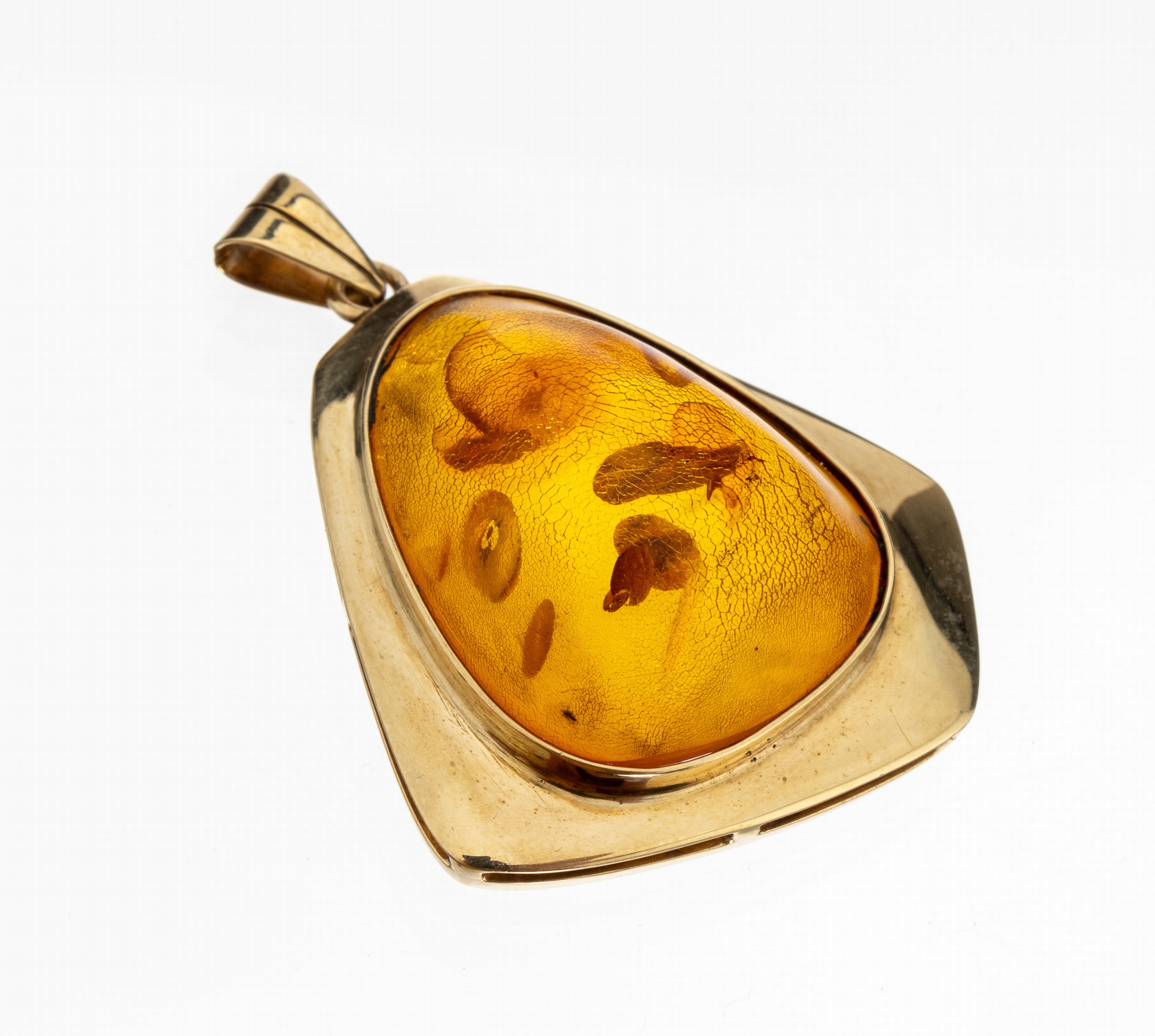 8 kt Gold Bernstein-Anhänger, GG 333/000, unrunder Bernstein-Cabochon, ca. 4.2 x 3 cm, ca. 5.9 g