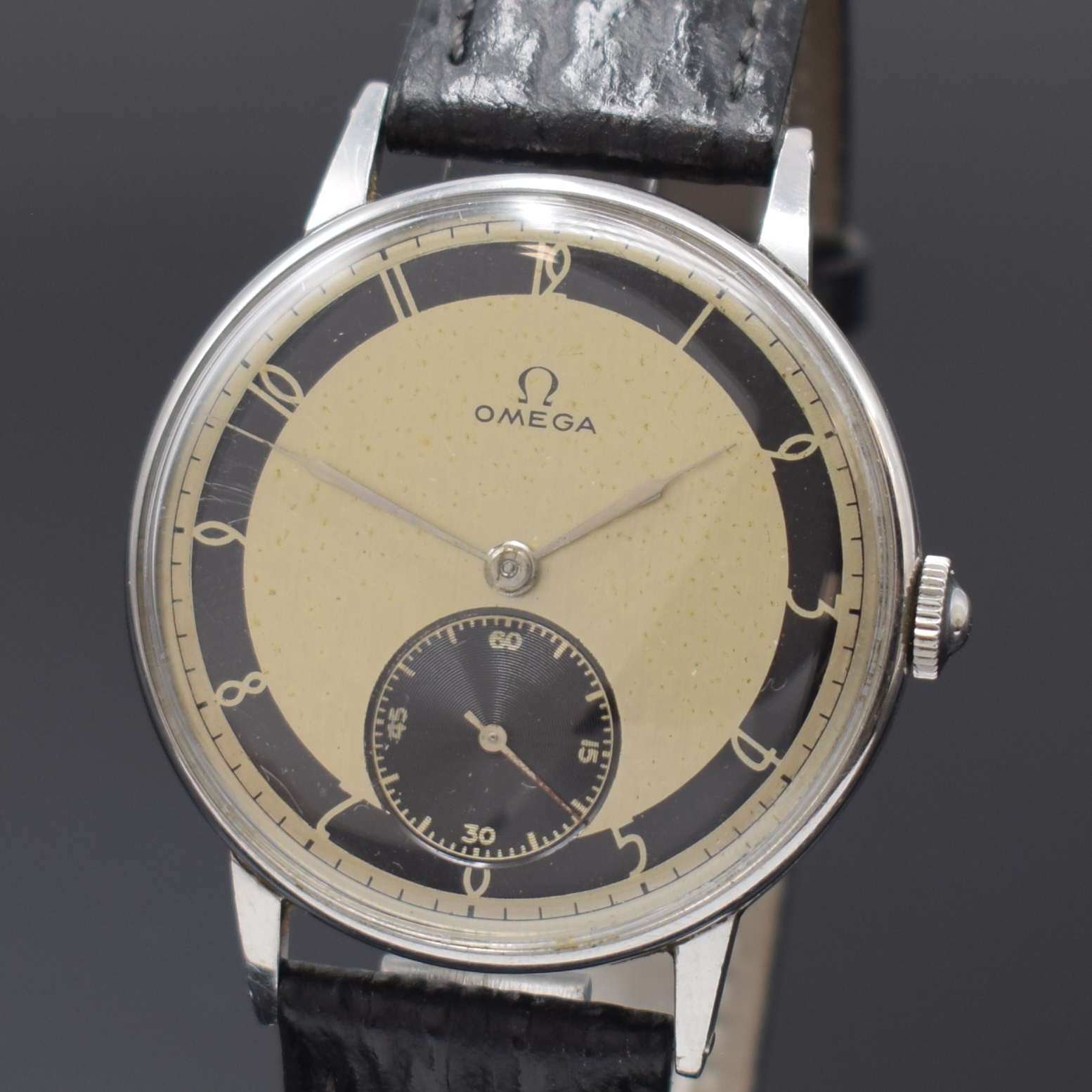 Detail a: OMEGA Herrenarmbanduhr Referenz 2319 in Stahl, Schweiz um 1940, Handaufzug, unpoliertes 3-tlg. Geh., Boden u. Glasrand aufgedr., orig. Krone, silb. ...