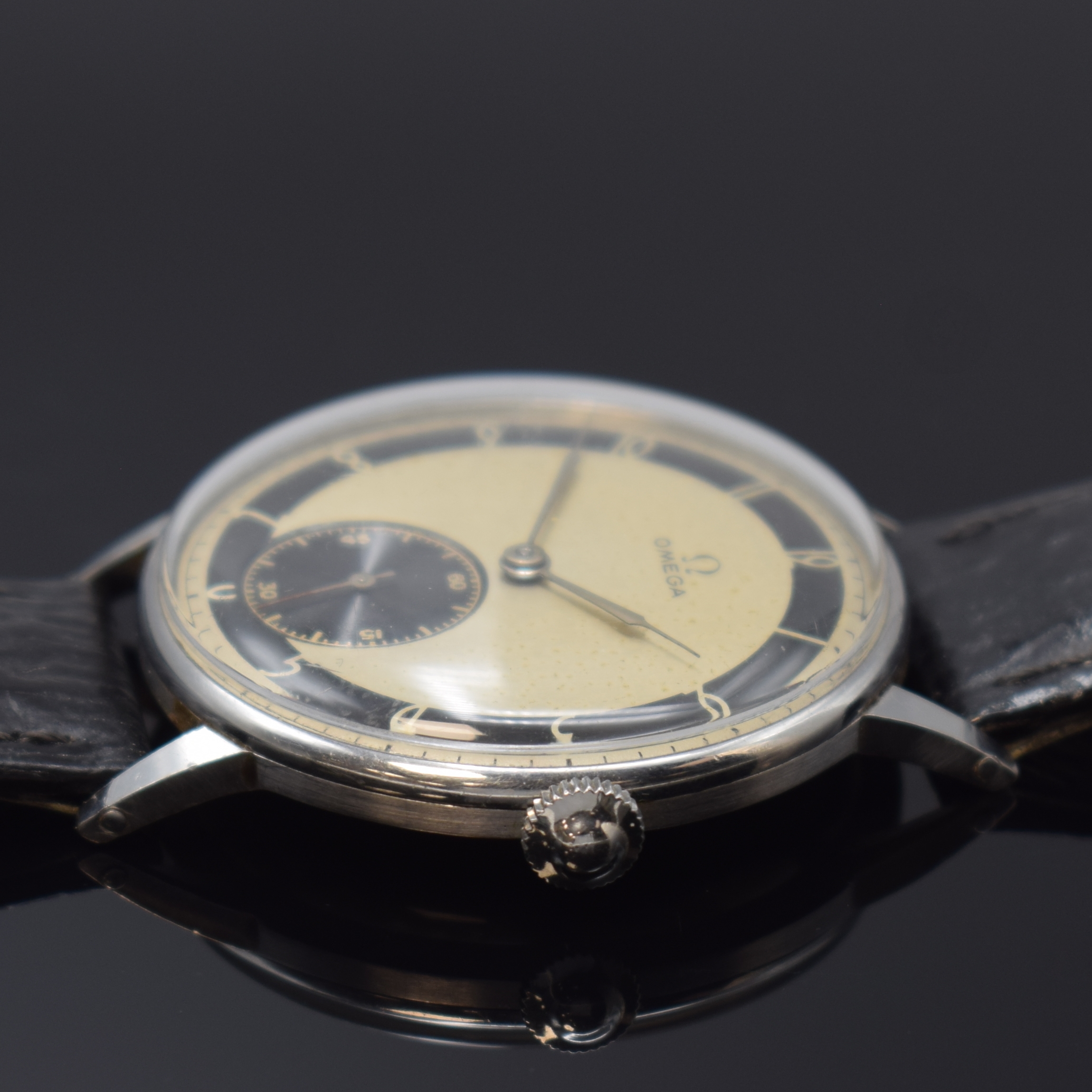 Detail b: OMEGA Herrenarmbanduhr Referenz 2319 in Stahl, Schweiz um 1940, Handaufzug, unpoliertes 3-tlg. Geh., Boden u. Glasrand aufgedr., orig. Krone, silb. ...