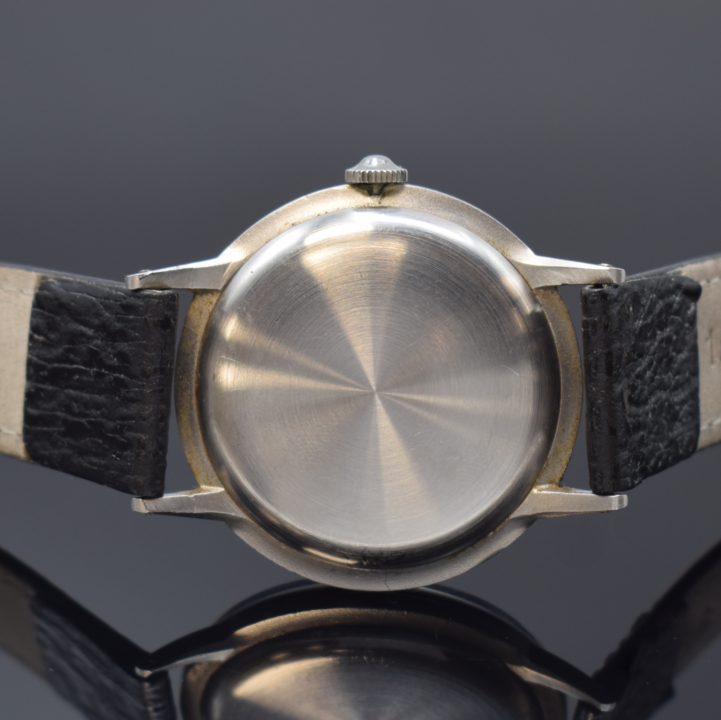 Detail c: OMEGA Herrenarmbanduhr Referenz 2319 in Stahl, Schweiz um 1940, Handaufzug, unpoliertes 3-tlg. Geh., Boden u. Glasrand aufgedr., orig. Krone, silb. ...