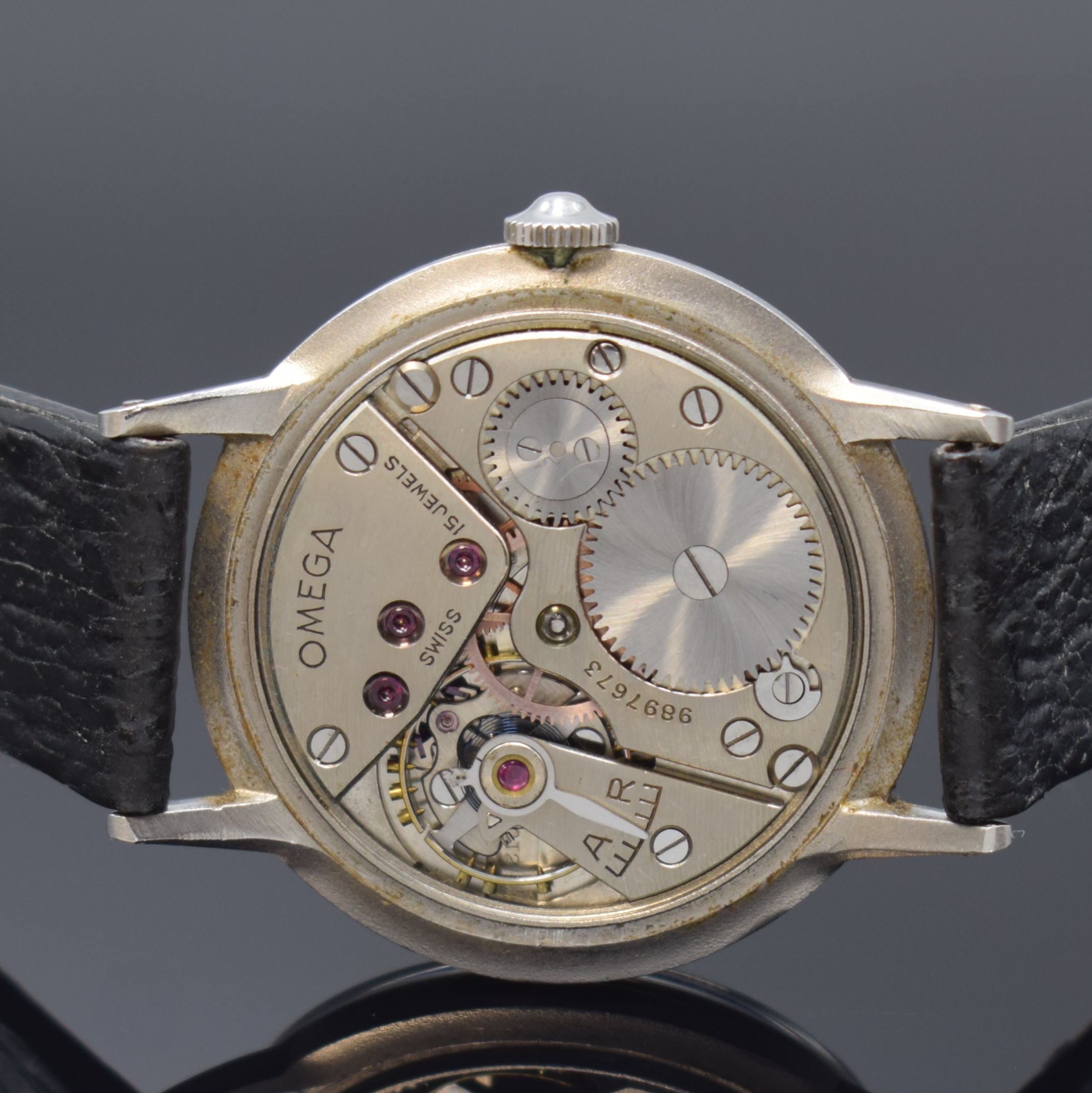 Detail d: OMEGA Herrenarmbanduhr Referenz 2319 in Stahl, Schweiz um 1940, Handaufzug, unpoliertes 3-tlg. Geh., Boden u. Glasrand aufgedr., orig. Krone, silb. ...