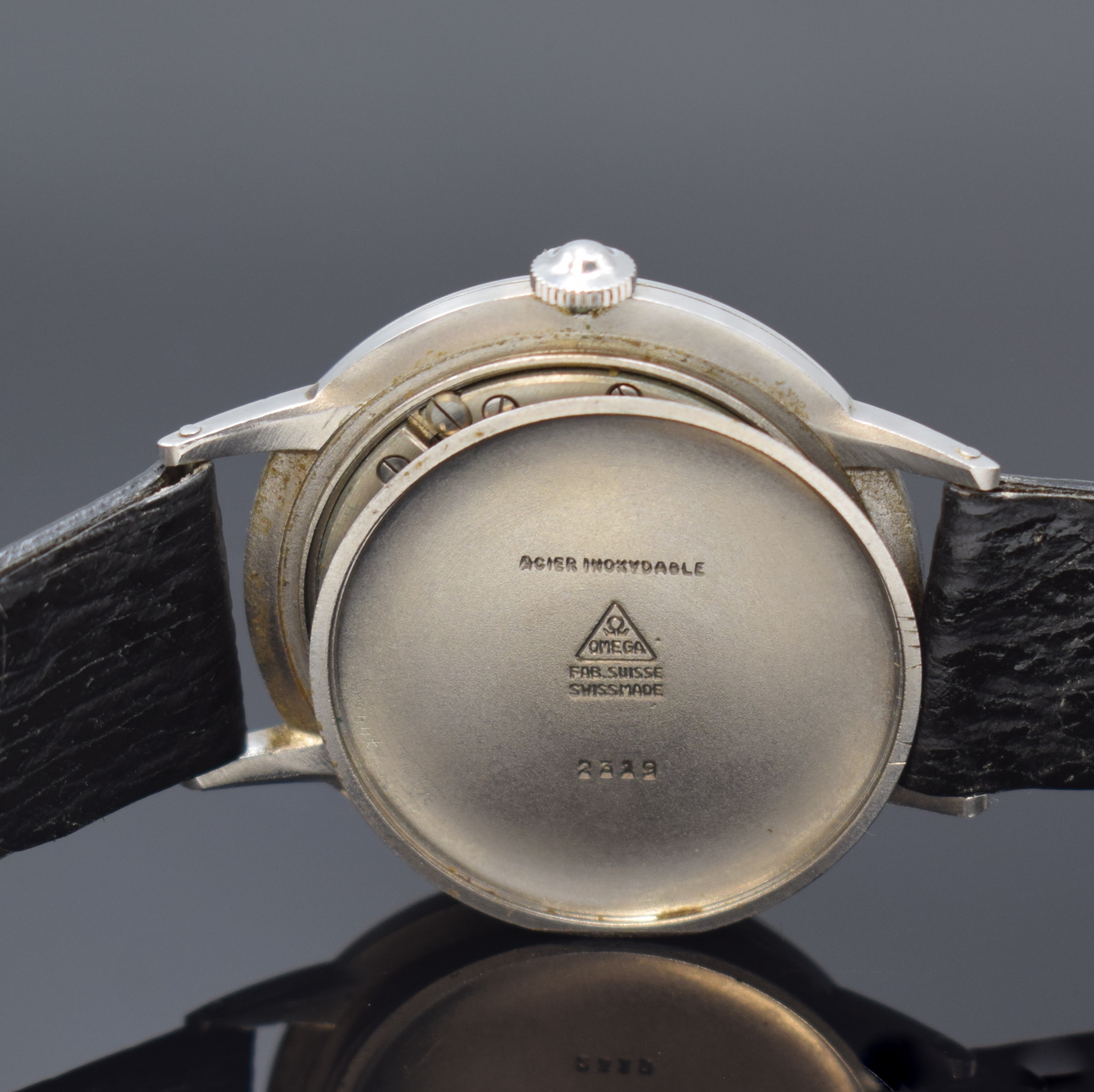 Detail e: OMEGA Herrenarmbanduhr Referenz 2319 in Stahl, Schweiz um 1940, Handaufzug, unpoliertes 3-tlg. Geh., Boden u. Glasrand aufgedr., orig. Krone, silb. ...